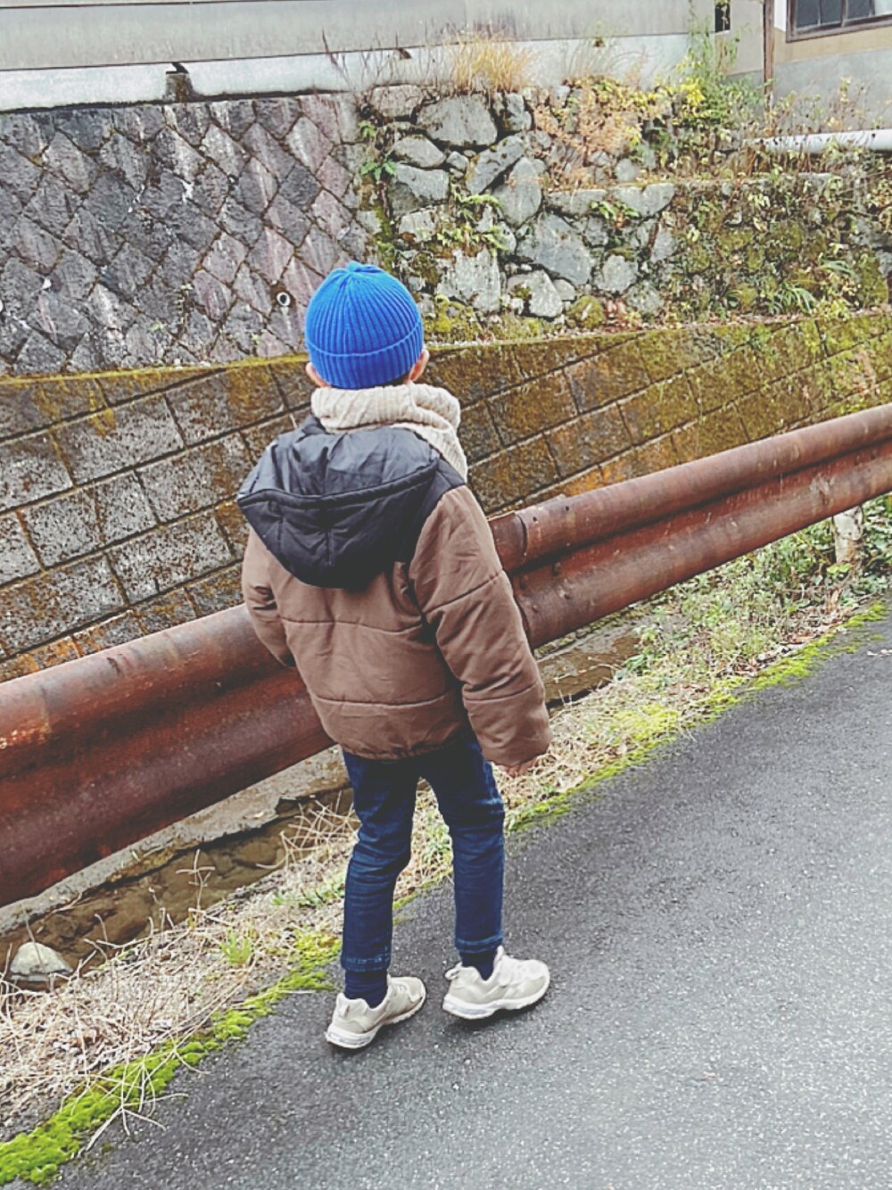 「ニット帽、ダウンジャケット、devirock、冬コーデ、ブラウン、デニムパンツ、ネックウォーマー」｜「coenの【coen kids】コットンリブニットワッチ2017SS（ニットキャップ/ビーニー、ブルー系）」を使った、soo&aaaさん（キッズ・125cm）の冬コーディネートの1枚目の写真