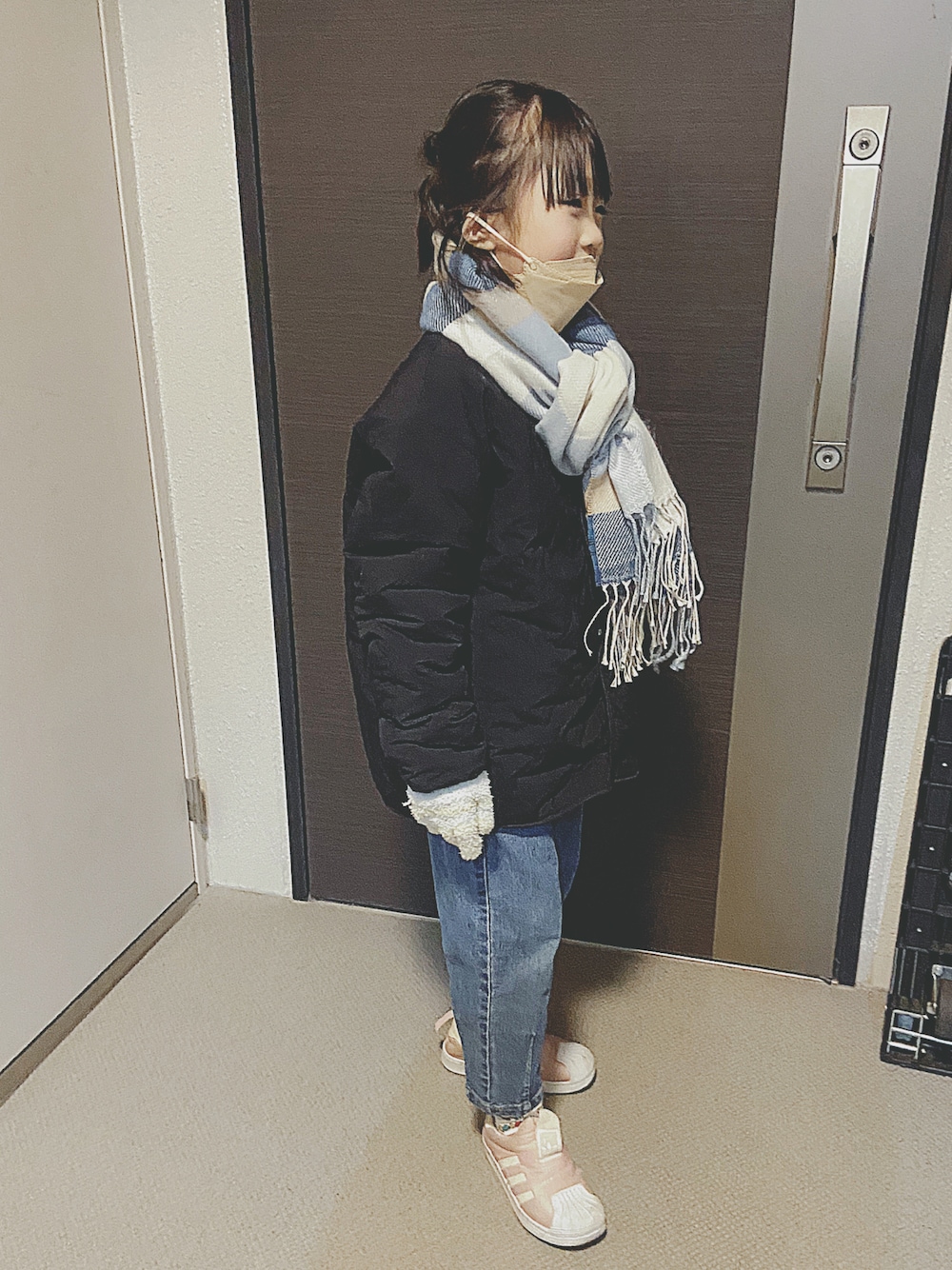 「カジュアルコーデ、キッズコーデ、キルティングジャケット、マフラー、デニムパンツ、adidas、シンプルコーデ」｜「UNIQLOのアイテム（ノーカラージャケット、ブラック系）」を使った、soo&aaaさん（キッズ・120cm）の冬コーディネートの1枚目の写真