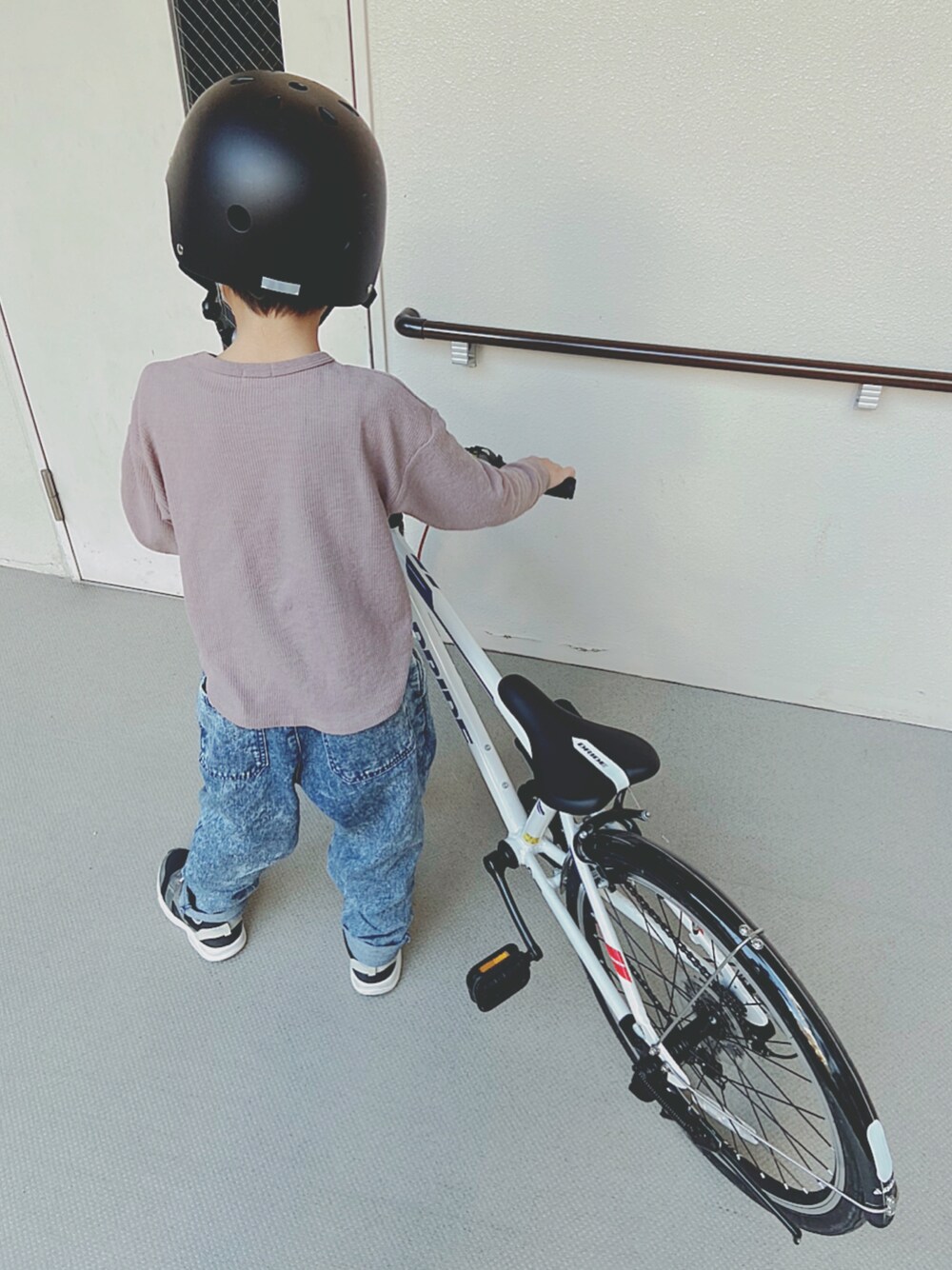 「自転車スタイル、ヘルメット、デニムパンツ、ケミカルウォッシュ、ワッフル、ダイヤルドライブ、春服みてみて」｜「devirockのダイヤルドライブ スニーカー（スニーカー、ブラック系）」を使った、soo&aaaさん（キッズ・125cm）の春コーディネートの1枚目の写真