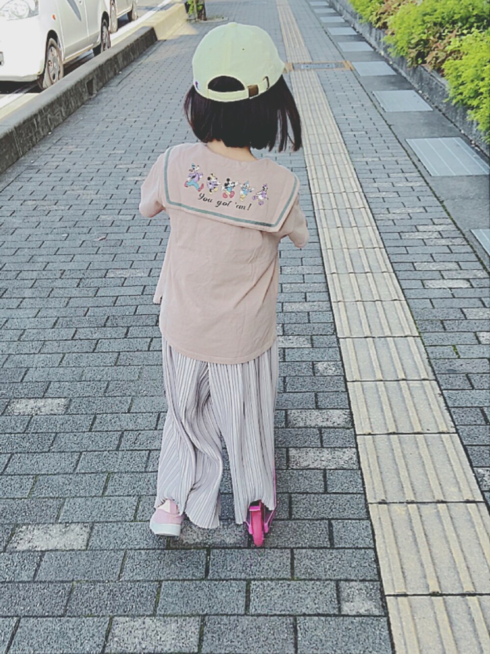 「春夏コーデ、セーラーカラー、ミッキー、バースデイ、プリーツパンツ、ワイドパンツ、キャップ、ごきげんウィーク」｜「Birthdayのアイテム（Tシャツ/カットソー、ブラウン系）」を使った、soo&aaaさん（キッズ・110cm）の春コーディネートの1枚目の写真