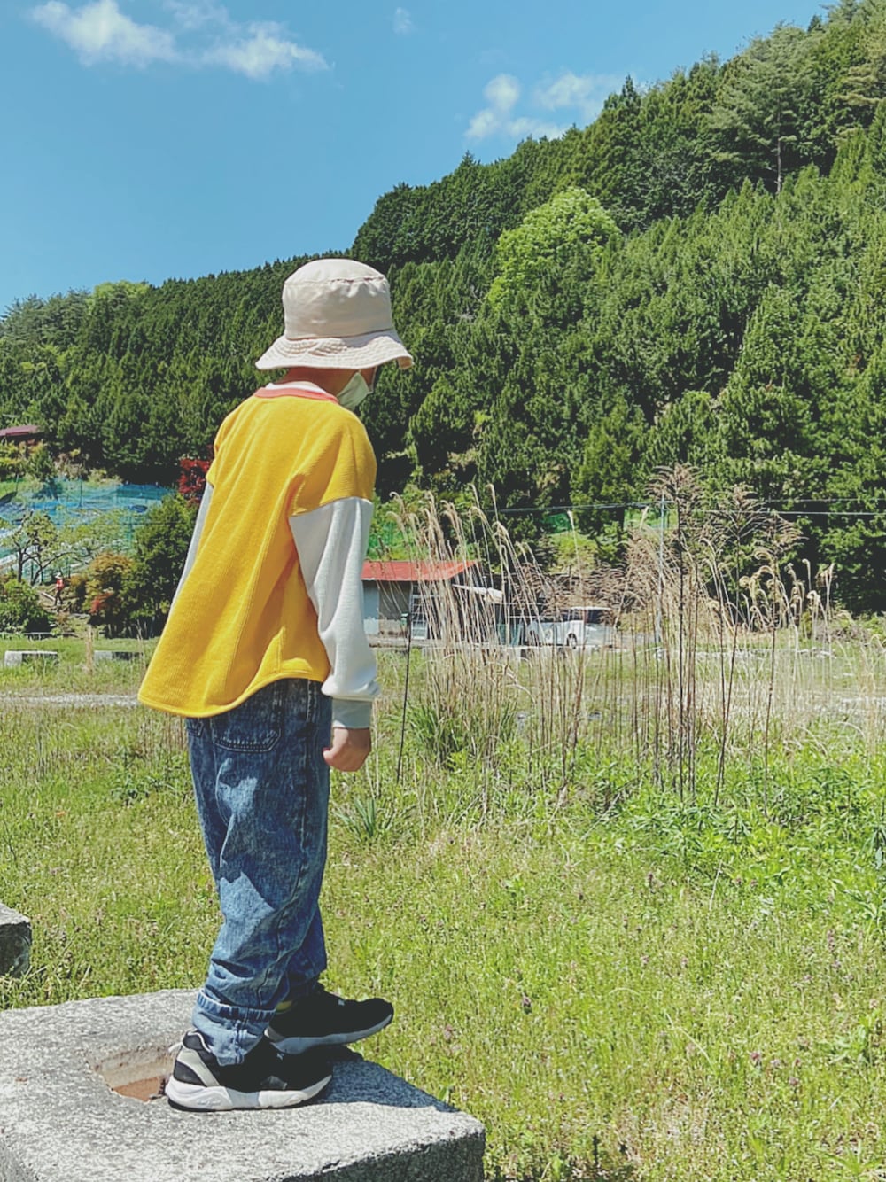 「ごきげんウィーク、休日スタイル、アウトドアスタイル、カラー×コーデ、デニムパンツ、クレイジーカラー、イエロー、ハット、ビタミンカラー」｜「DAISOのアイテム（ハット、ベージュ系）」を使った、soo&aaaさん（キッズ・126cm）の春コーディネートの1枚目の写真