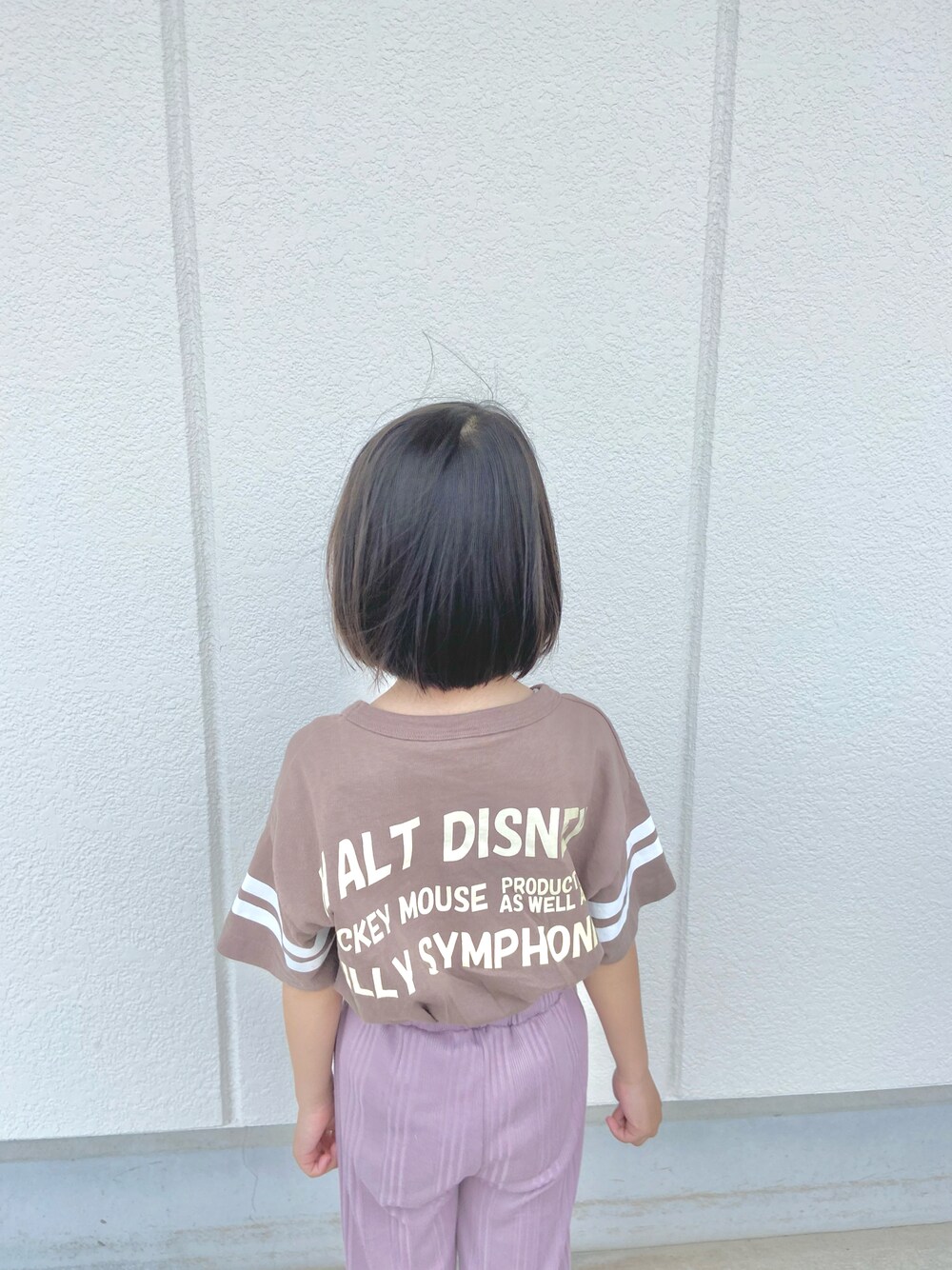 「Tシャツ、ミッキー、カラーパンツ、春夏コーデ、バックプリント」｜「＆yamの配色メローランダムリブパンツ（その他パンツ、パープル系）」を使った、soo&aaaさん（キッズ・110cm）の春コーディネートの1枚目の写真