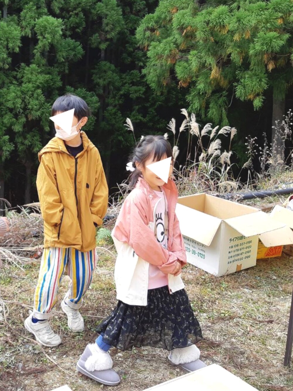 「兄妹コーデ、マウンテンパーカー、THE NORTH FACE、アウトドアスタイル、ムートンブーツ」｜「THE NORTH FACEのアイテム（マウンテンパーカー、ピンク系）」を使った、soo&aaaさん（キッズ・123cm）の秋コーディネートの1枚目の写真