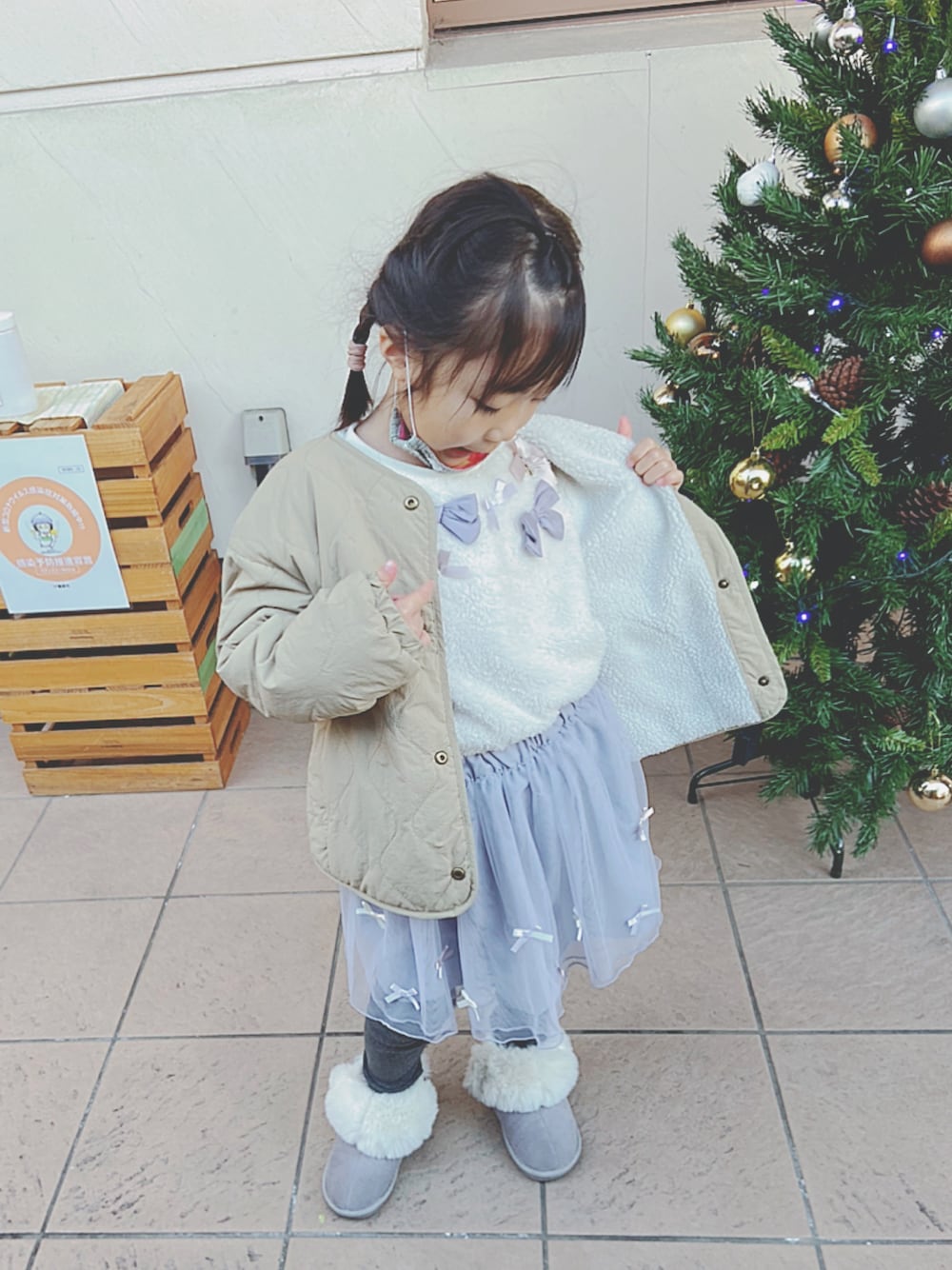 「冬コーデ、any Fam、リボン、もこもこ、チュールスカート、ブーツ、ムートンブーツ」｜「any Famのリボンモチーフ プルオーバー（スウェット、ベージュ系）」を使った、soo&aaaさん（キッズ・110cm）の冬コーディネートの1枚目の写真