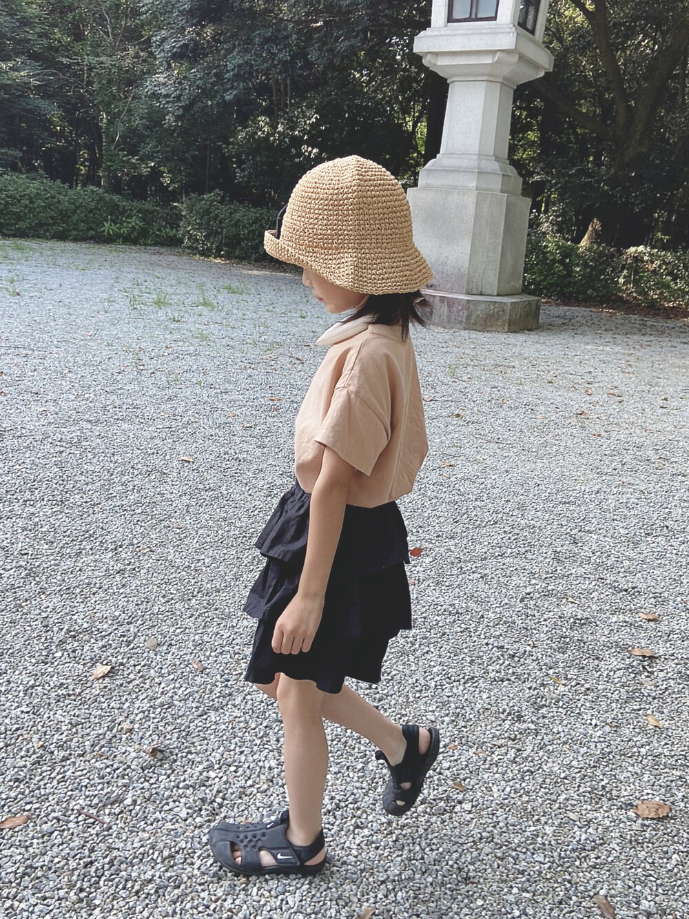 「夏コーデ、麦わら帽子、カジュアルコーデ、NIKE、スカート、サンダル」｜「UNIQLOのGIRLS リラックスフィットTシャツ（半袖）（Tシャツ/カットソー、ブラウン系）」を使った、soo&aaaさん（キッズ・120cm）の夏コーディネートの1枚目の写真