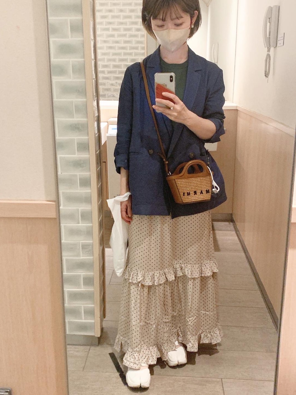 「春服、春夏コーデ、今日のコーデ、大人女子、シンプル、MARNI、ママコーデ」｜「MARNIのアイテム（ショルダーバッグ、ブラウン系）」を使った、りく・みさき・母さん（レディース・120cm）の春コーディネートの1枚目の写真