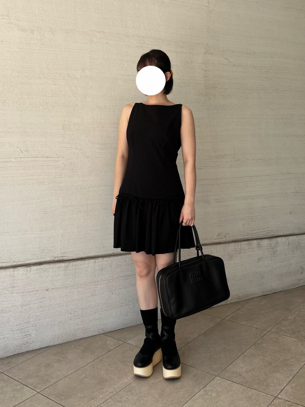 「厚底シューズ、オールブラック、ワンピーススタイル、黒コーデ」｜「miumiuのアイテム（バッグ、ブラック系）」を使った、^.  ̫ .^♡さん（骨格ストレート・レディース・154cm）の秋コーディネートの1枚目の写真