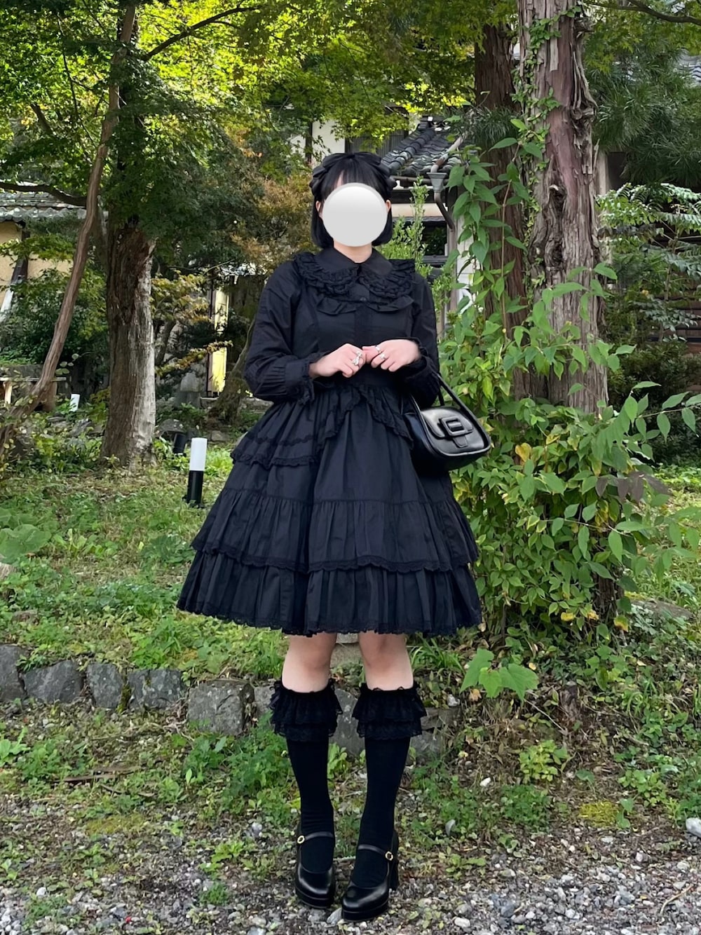 「ロリィタ、黒コーデ、今日のコーデ、ショートヘア、ワントーンコーデ」｜「byあしながおじさんのアイテム（パンプス、ブラック系）」を使った、^.  ̫ .^♡さん（骨格ストレート・レディース・154cm）の秋コーディネートの1枚目の写真