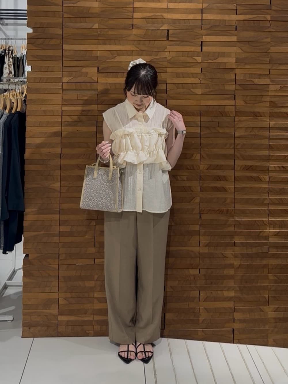 ホワイト系のシャツ/ブラウス、ベージュ系のハンドバッグ、ベージュ系のその他パンツを着用したレディースの夏コーディネートの1枚目の写真