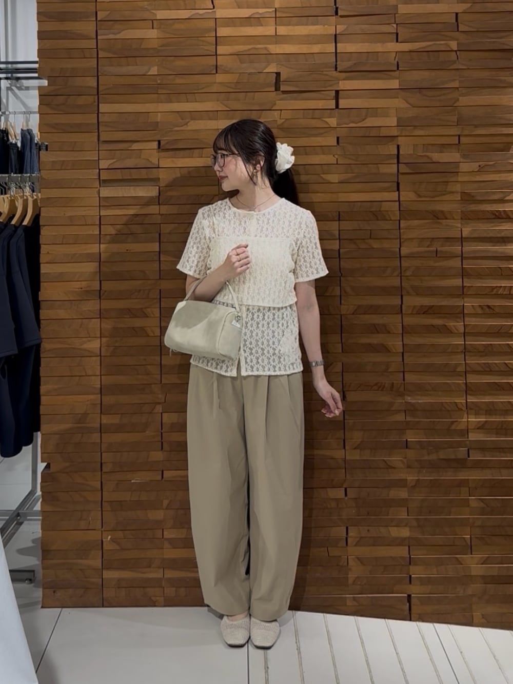 ベージュ系のその他パンツ、ホワイト系のTシャツ/カットソー、ベージュ系のハンドバッグを着用したレディースの春コーディネートの1枚目の写真