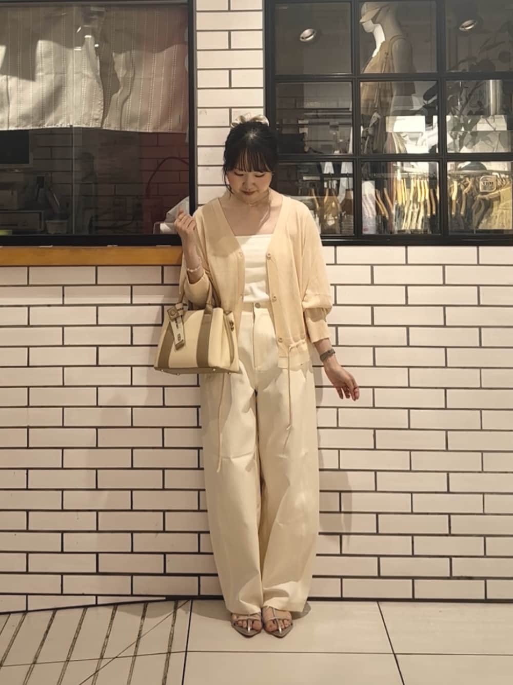 ホワイト系のその他パンツ、ホワイト系のカーディガン/ボレロ、ホワイト系のキャミソールを着用したレディースの夏コーディネートの1枚目の写真