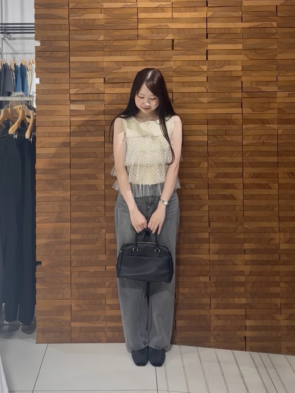 ホワイト系のニット/セーター、グレー系のデニムパンツを着用したレディースの夏コーディネートの1枚目の写真