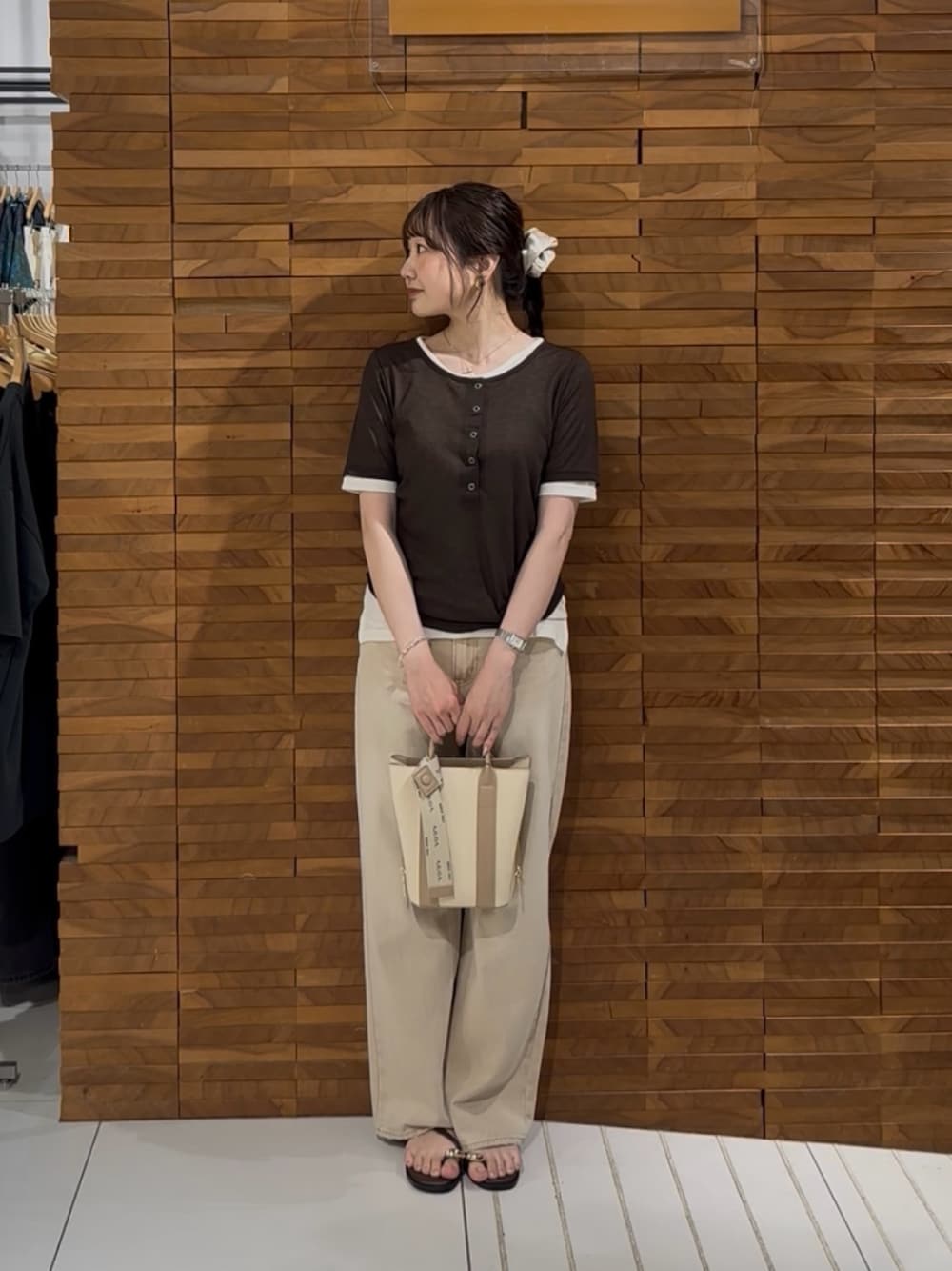 ブラウン系のTシャツ/カットソー、ベージュ系のその他パンツ、ベージュ系のショルダーバッグを着用したレディースの夏コーディネートの1枚目の写真