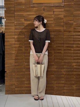 「KBF(ケイビーエフ)のバイカラーヘンリーネックTEE(Tシャツ/カットソー、ブラウン系)」を使った、里沙子さん(レディース・156cm)の夏コーディネート