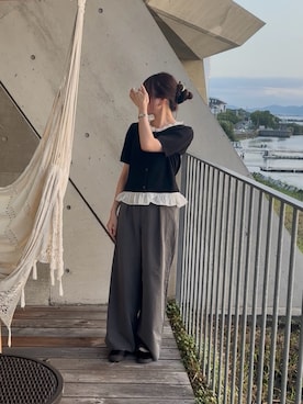 「SENSE OF PLACE by URBAN RESEARCH(センスオブプレイスバイアーバンリサーチ)の『洗濯可』フリルドッキングニット(ニット/セーター、ブラック系)」を使った、里沙子さん(レディース・156cm)の秋コーディネート