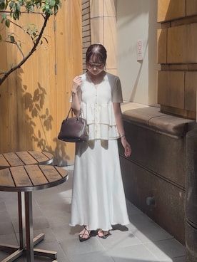 「SENSE OF PLACE by URBAN RESEARCH(センスオブプレイスバイアーバンリサーチ)の『洗濯可』メタルボタンペプラムニットカーディガン(カーディガン/ボレロ、ホワイト系)」を使った、里沙子さん(レディース・156cm)の夏コーディネート