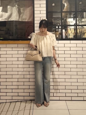 「SENSE OF PLACE by URBAN RESEARCH(センスオブプレイスバイアーバンリサーチ)の『WEB限定』タックオフショルブラウス(シャツ/ブラウス、ホワイト系)」を使った、里沙子さん(レディース・156cm)の夏コーディネート