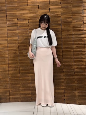 「SENSE OF PLACE by URBAN RESEARCH（センスオブプレイスバイアーバンリサーチ）のグラフィックTシャツ(半袖)（Tシャツ/カットソー、その他）」を使った、里沙子さん（レディース・156cm）の春コーディネート