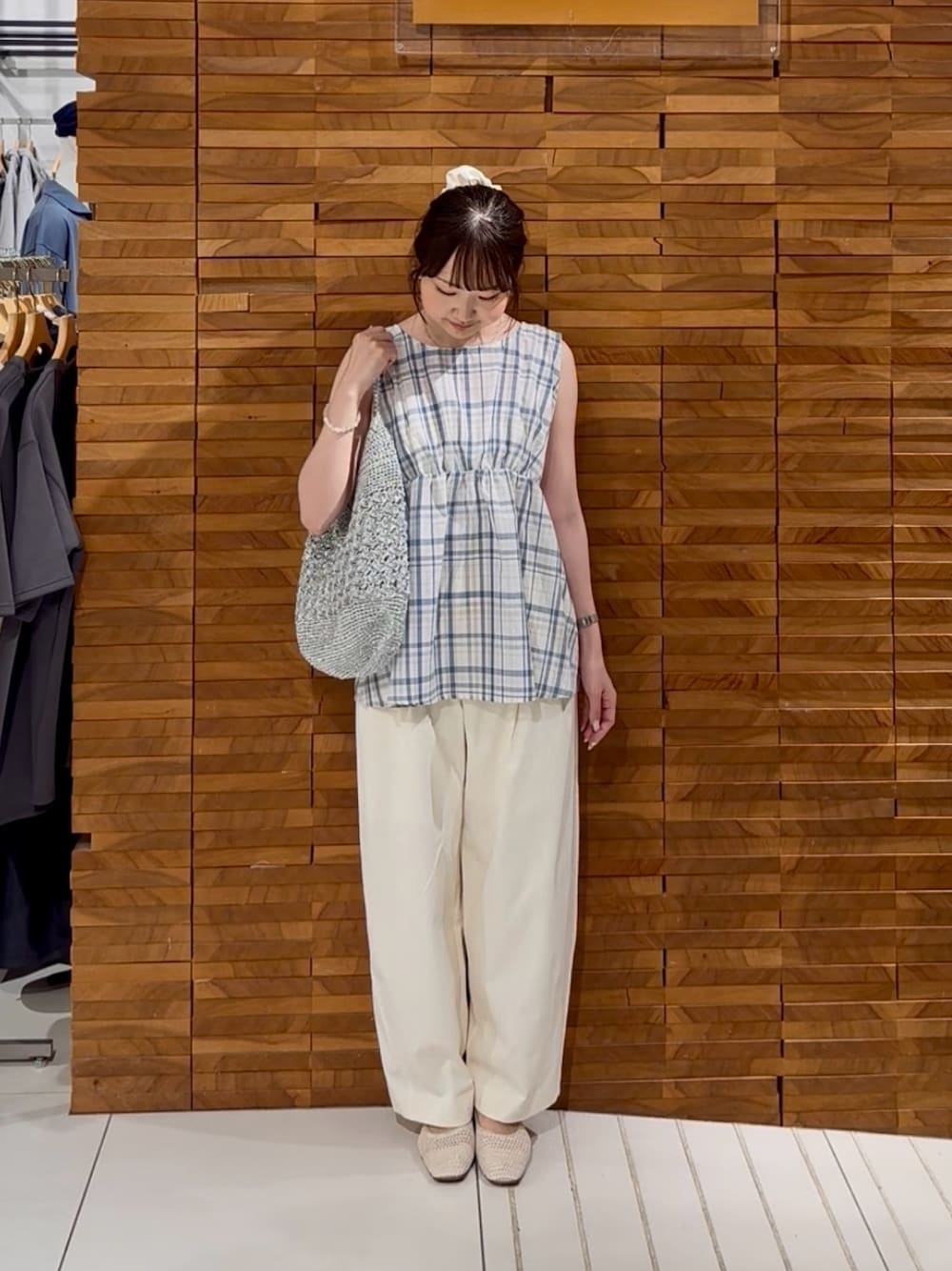 ホワイト系のシャツ/ブラウス、シルバー系のかごバッグ、ホワイト系のその他パンツを着用したレディースの夏コーディネートの1枚目の写真