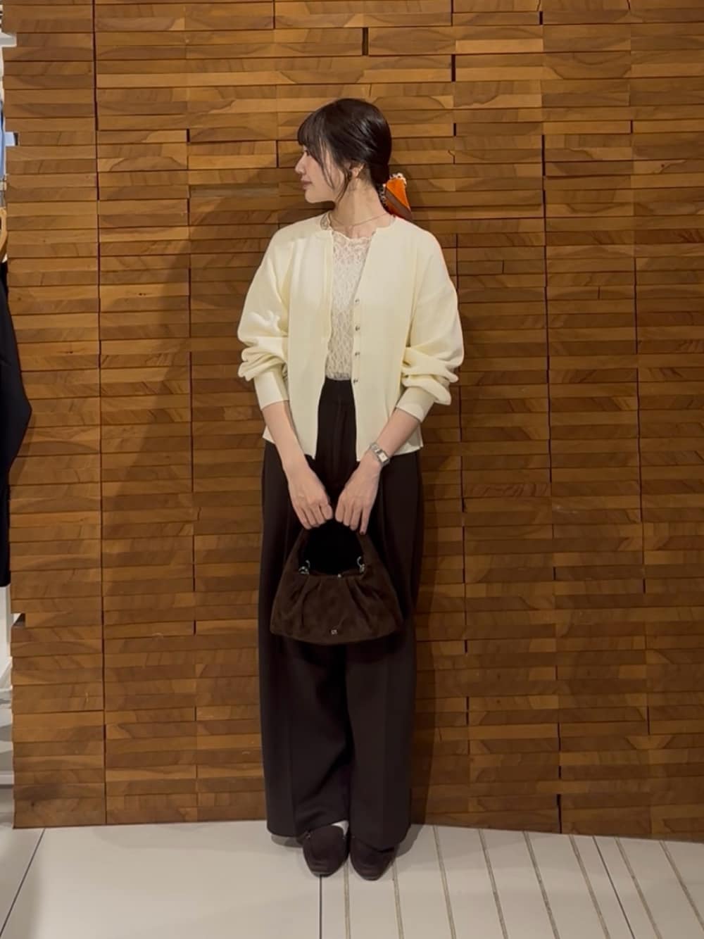 ブラウン系のその他パンツ、ホワイト系のカーディガン/ボレロを着用したレディースの秋コーディネートの1枚目の写真