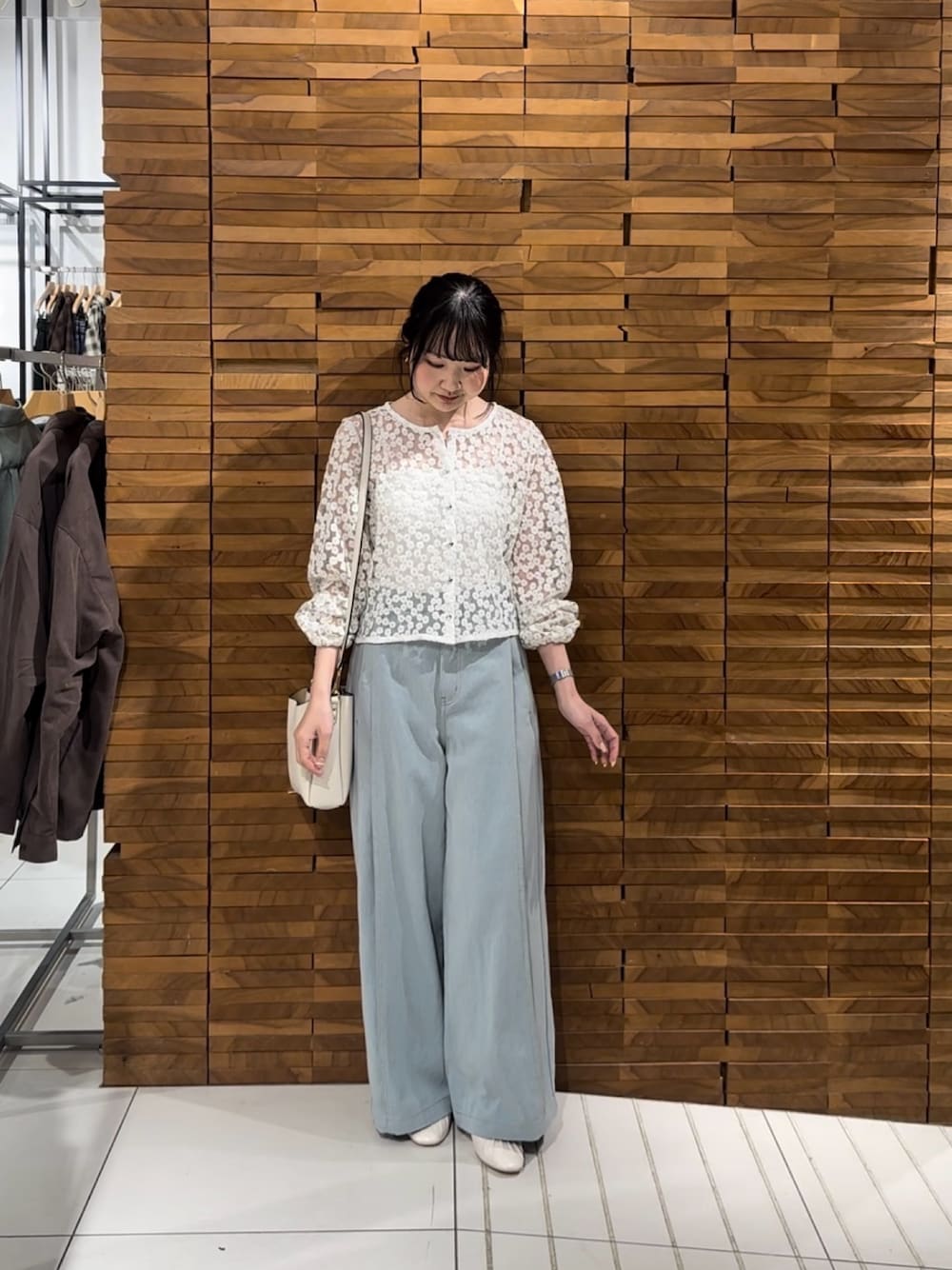 ホワイト系のシャツ/ブラウス、ブルー系のデニムパンツ、ホワイト系のショルダーバッグを着用したレディースの春コーディネートの1枚目の写真