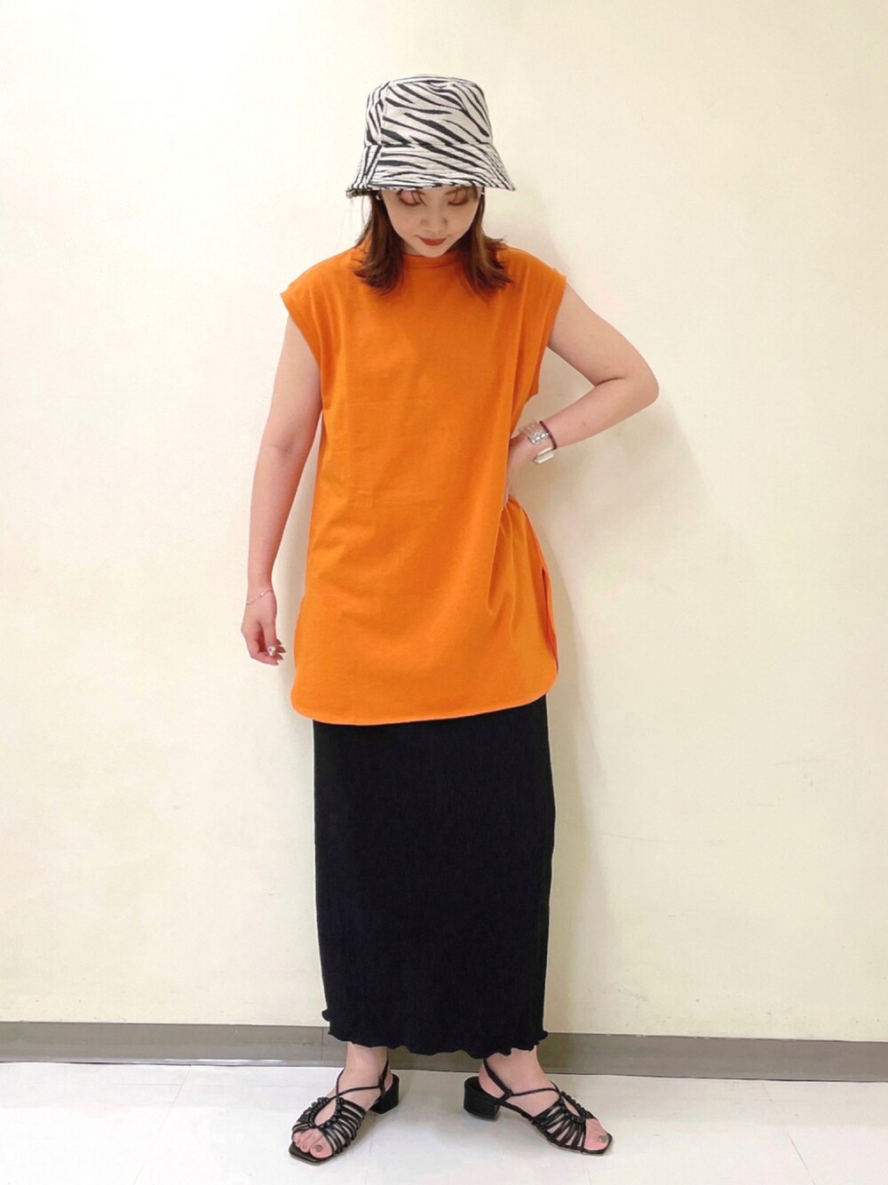 「大人カジュアル、ラクチンコーデ、オレンジ、プチプラコーデ、休日スタイル、プチプラ、休日コーデ」｜「LOWRYS FARMのＢＡＳＩＣノースリーブ　889553（Tシャツ/カットソー、オレンジ系）」を使った、yuka LOWRYS FARM吉祥寺さん（レディース・153cm）の夏コーディネートの1枚目の写真