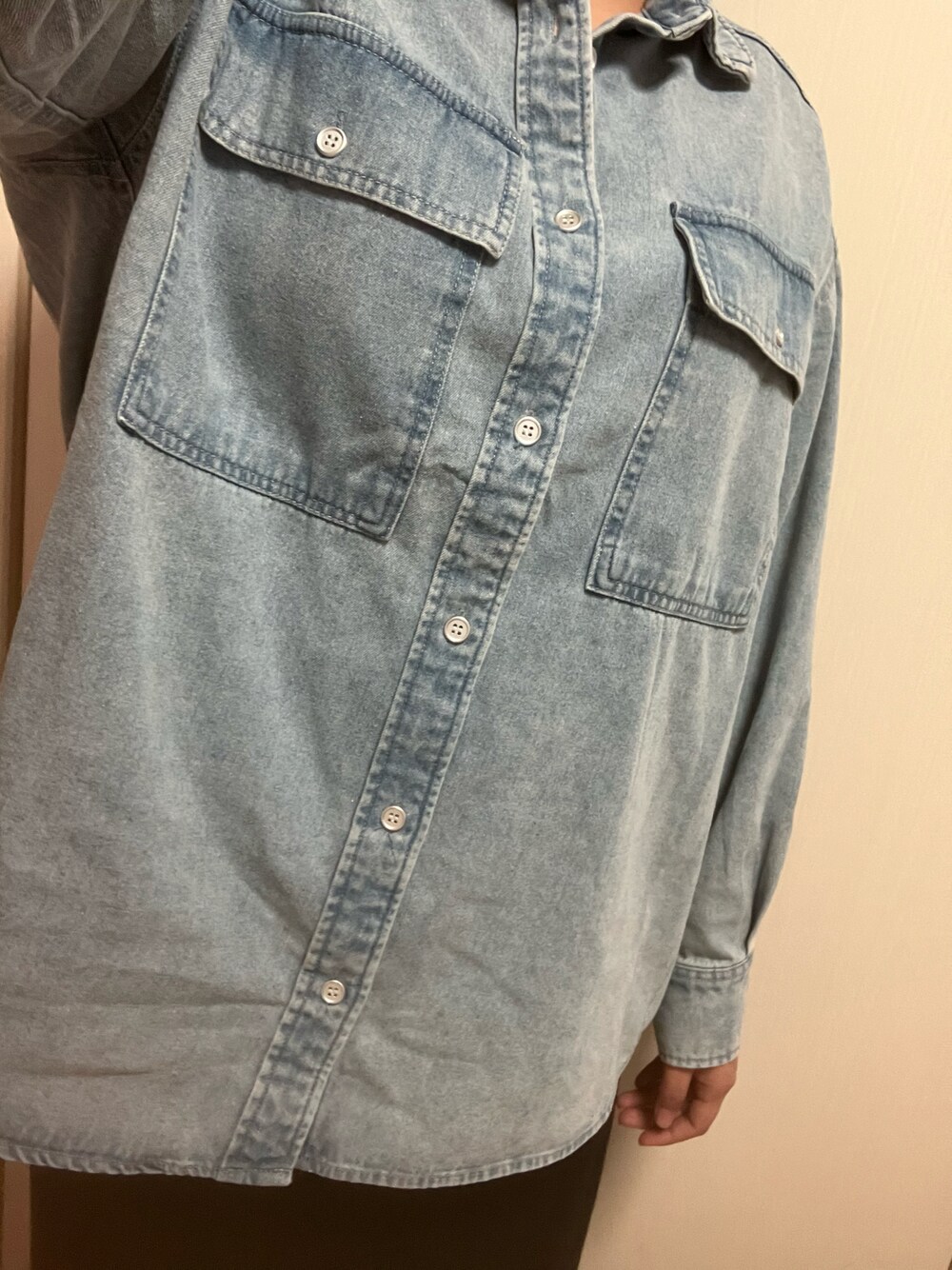「デニムシャツ、デニム、スカート、スカートスタイル、INGNI、GU、春コーデ、春、オトナカジュアル、ラクチンコーデ、ラフ、休日スタイル、プチプラ、プチプラコーデ、お出かけコーデ」｜「INGNIのデニムBIGシャツ（シャツ/ブラウス、ブルー系）」を使った、nico¨̮さん（レディース・168cm）の春コーディネートの1枚目の写真