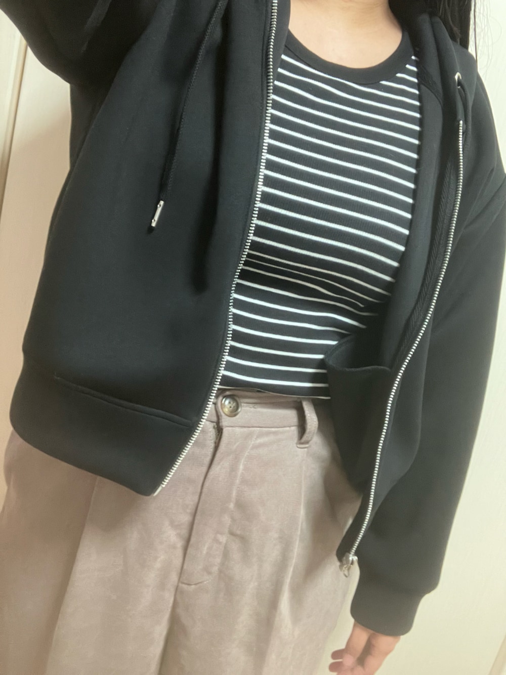 ベージュ系のその他パンツ、ブラック系のタンクトップ、ブラック系のパーカーを着用したレディースの冬コーディネートの1枚目の写真