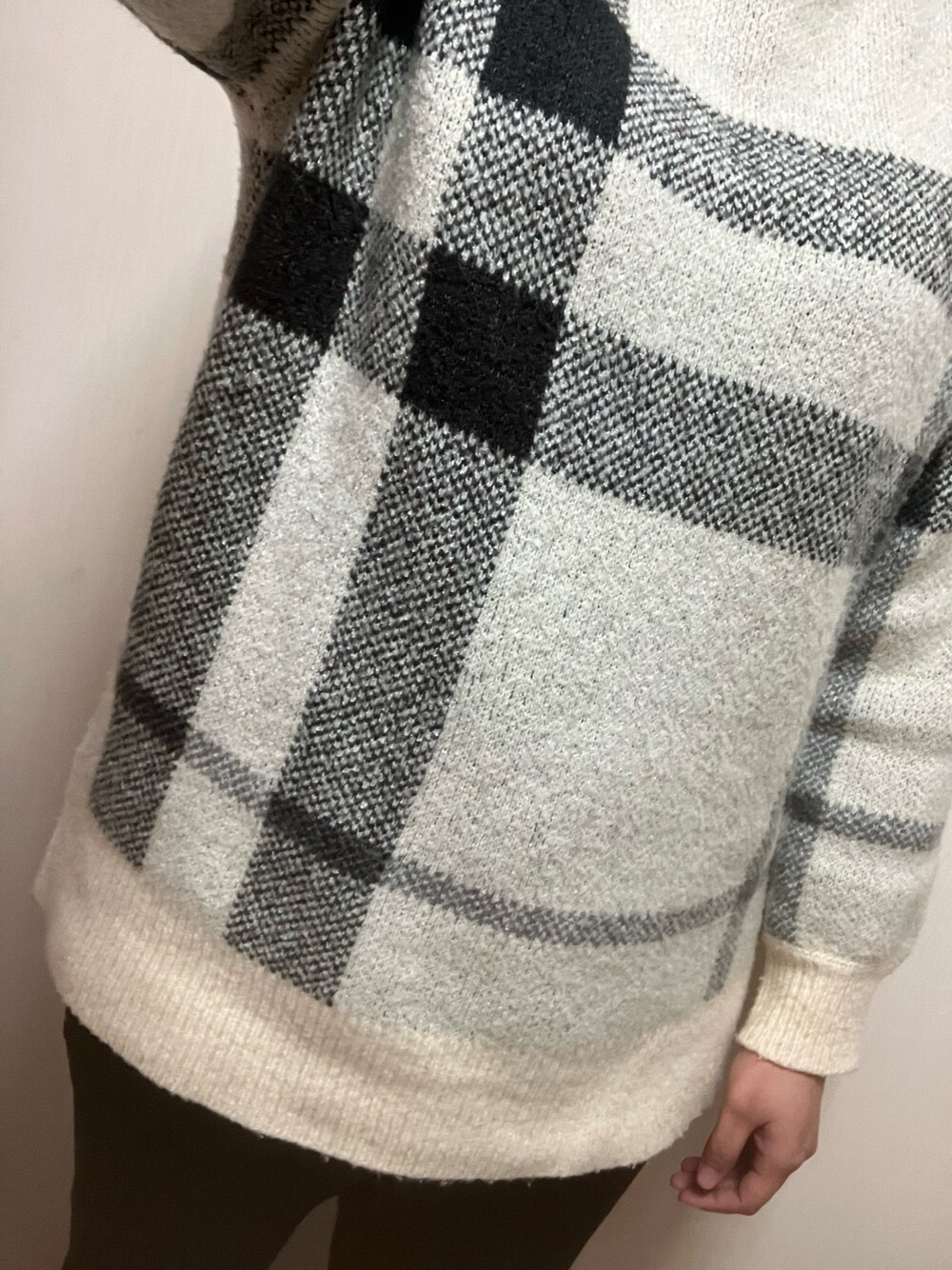 「ニット、パンツスタイル、パンツコーデ、モノトーン、モノトーンコーデ、プチプラ、プチプラコーデ、ラフ、ラクチンコーデ、冬コーデ、冬、GU、カジュアルコーデ、ストライプ、ゆるコーデ」｜「AMERICAN HOLICのブークレチェックニットチュニック（チュニック、ホワイト系）」を使った、nico¨̮さん（レディース・168cm）の春コーディネートの1枚目の写真