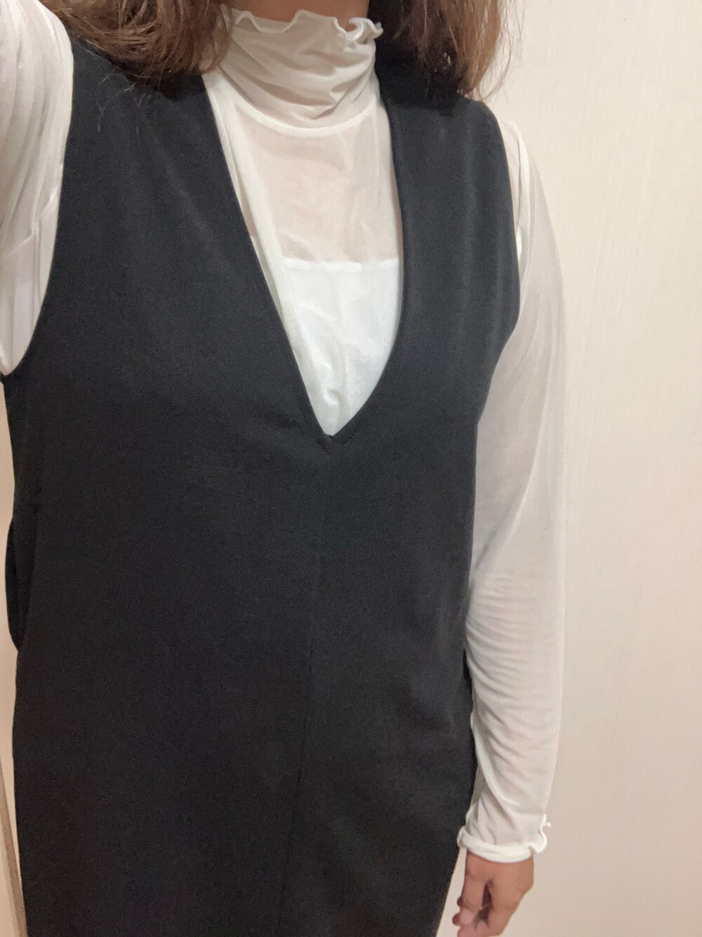 「秋服コーデ、休日コーデ、お出かけコーデ、シンプルスタイル、秋服、プチプラ、カジュアル、シンプル、オトナ女子、きれいめカジュアル、モノトーンコーデ、GU、ジャンパースカート、シアートップス、モノトーン」｜「KHARISANGELのアイテム（ジャンパースカート、ブラック系）」を使った、nico¨̮さん（レディース・168cm）の秋コーディネートの1枚目の写真