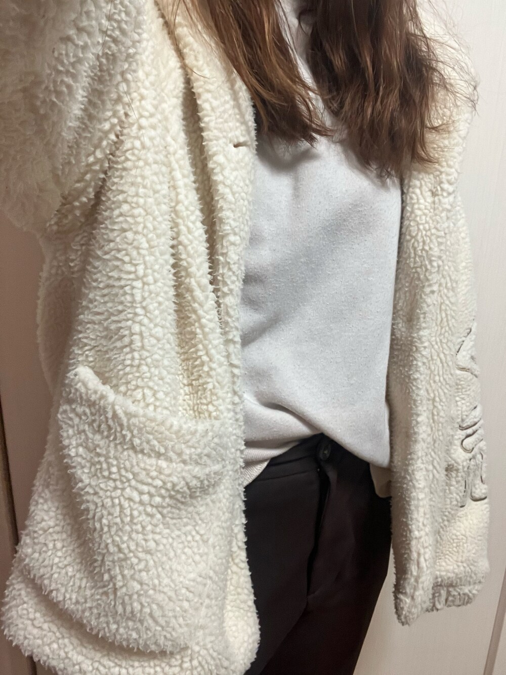 「お出かけコーデ、ラクチンコーデ、大人コーデ、パンツスタイル、着回しコーデ、お洒落さんとつながりたい、ゆったりコーデ、ラフ、淡色コーデ、GU、ボアジャケット、冬コーデ、冬、スウェット、プチプラ」｜「GUのフレアパンツ（パンツ、ブラウン系）」を使った、nico¨̮さん（レディース・168cm）の冬コーディネートの1枚目の写真