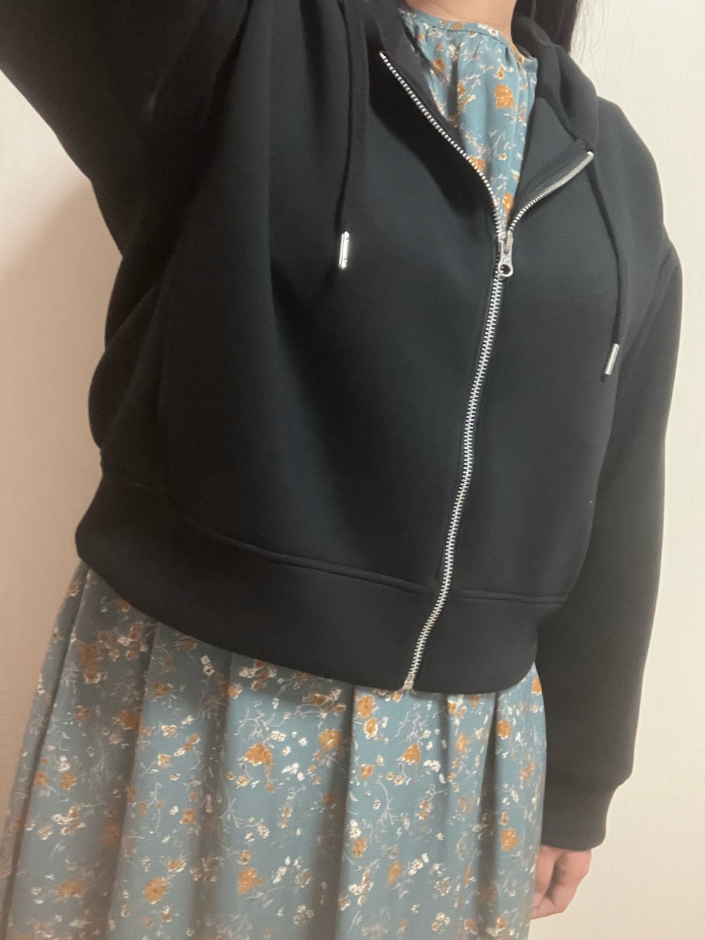 「ワンピース、ワンピーススタイル、パーカー、GU、花柄ワンピース、春コーデ、春、プチプラ、プチプラコーデ、カジュアル、カジュアルコーデ、大人カジュアル、高身長女子、大学生、オトナカジュアル」｜「SUZUTANのアイテム（ワンピース/ドレス、ブルー系）」を使った、nico¨̮さん（レディース・168cm）の春コーディネートの1枚目の写真