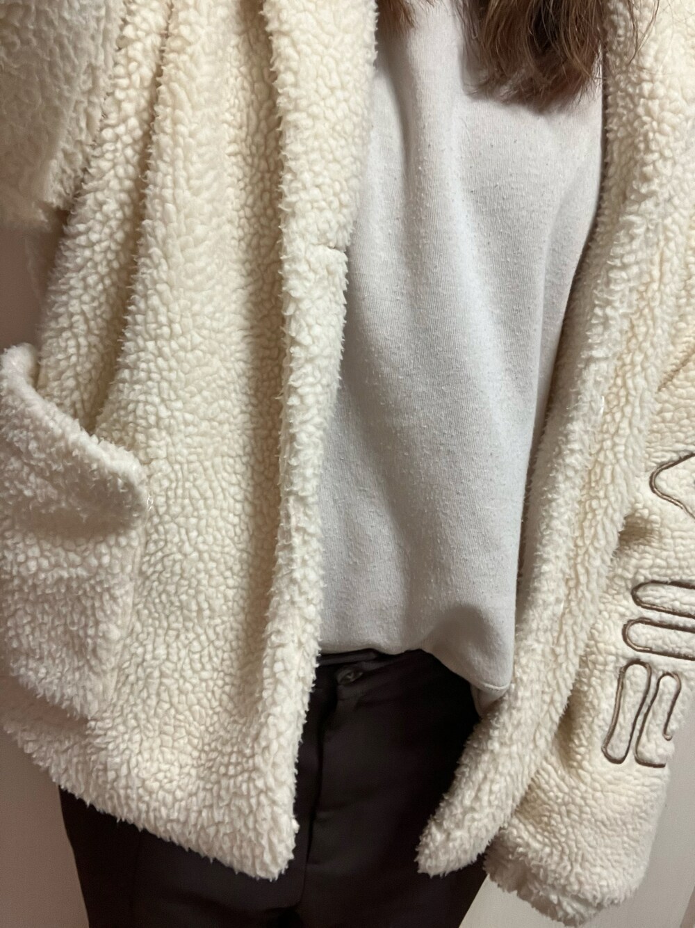「大人カジュアル、キレイめカジュアル、あったかコーデ、着回しコーデ、カジュアル、ボアジャケット、パンツスタイル、GU、スウェット、冬、冬コーデ、プチプラ、プチプラコーデ、シンプル、シンプルコーデ」｜「chocol raffine robeのアイテム（スウェット、ベージュ系）」を使った、nico¨̮さん（レディース・168cm）の冬コーディネートの1枚目の写真