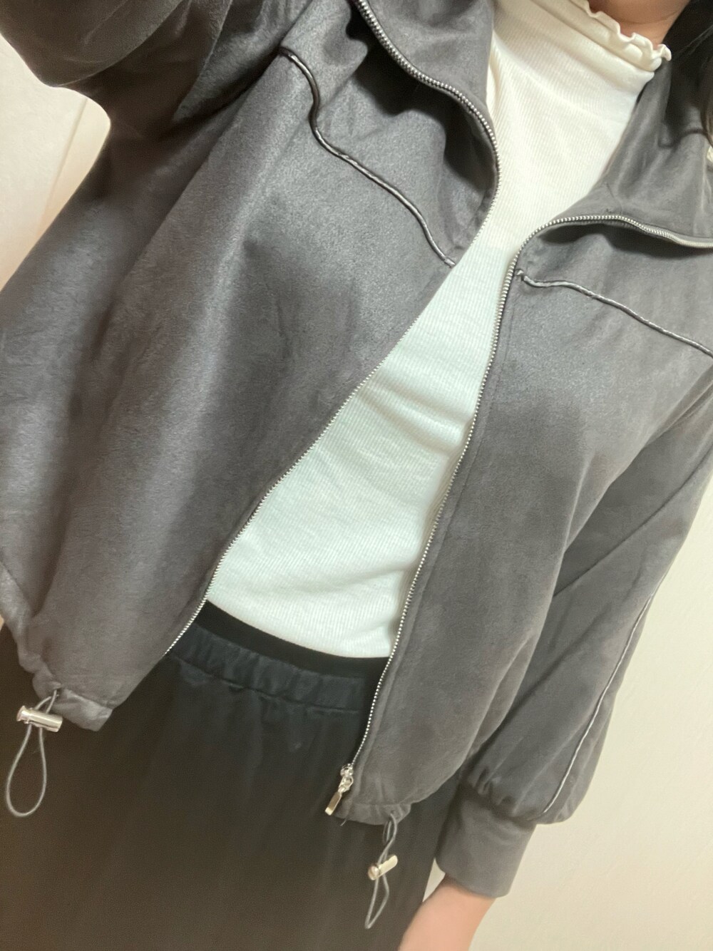 「GU、チュールスカート、スカート、スカートスタイル、プチプラ、プチプラコーデ、トラックジャケット、モノトーン、モノトーンコーデ、冬コーデ、冬、着回しコーデ、シンプルコーデ、シンプル、ラフ」｜「colzaのチュールスカート（スカート、ブラック系）」を使った、nico¨̮さん（レディース・168cm）の冬コーディネートの1枚目の写真