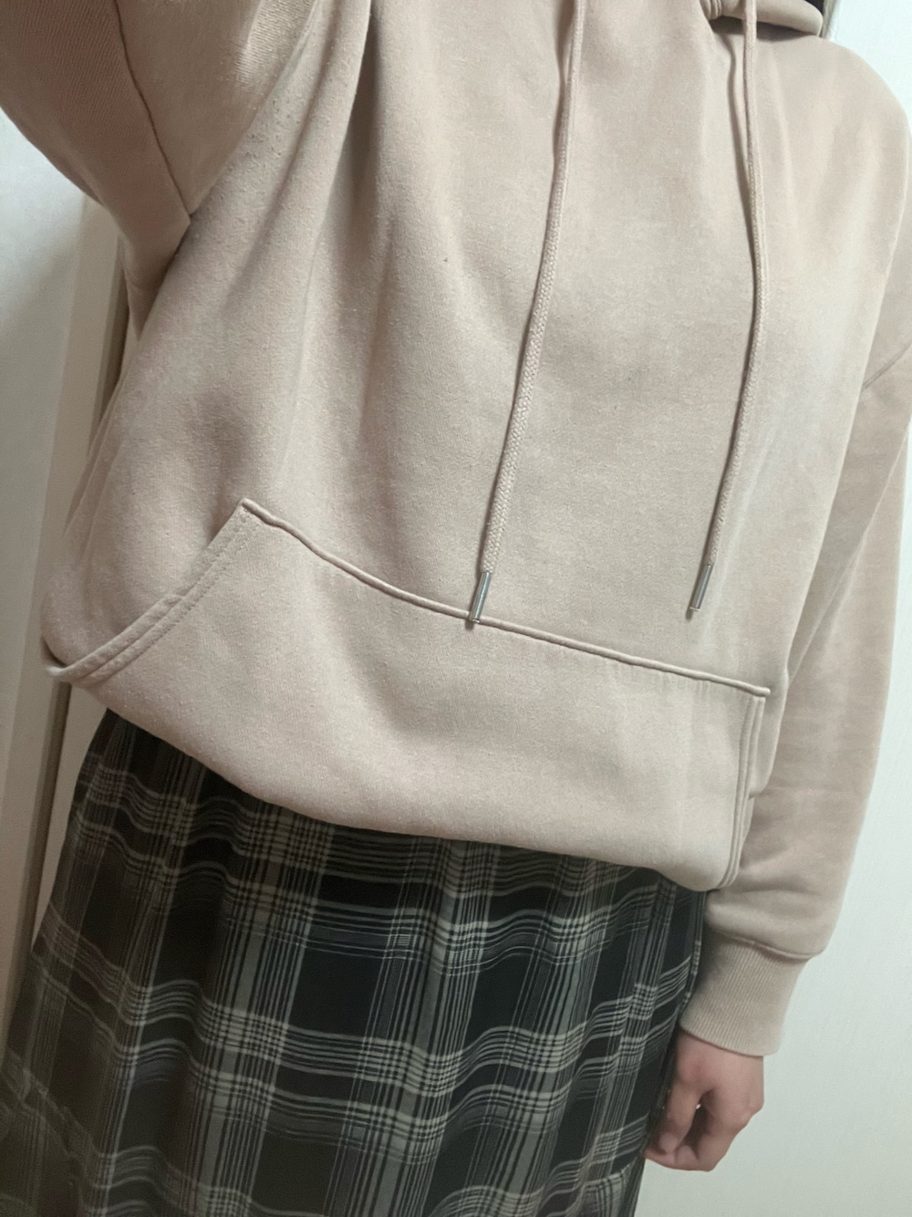 「パーカー、スカート、スカートスタイル、GU、プチプラ、プチプラコーデ、チェック、チェックスカート、冬コーデ、冬、今日のコーデ、着回しコーデ、ラフコーデ、ラフ、ラクチンコーデ」｜「GeeRAのマーメイドフレアーロングスカート（スカート、ブラウン系）」を使った、nico¨̮さん（レディース・168cm）の冬コーディネートの1枚目の写真