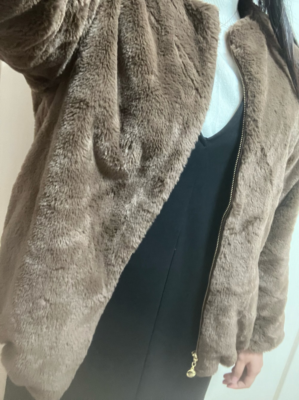 ブラウン系のジャケット/アウター、ベージュ系のセットアップ、ブラック系のワンピース/ドレスを着用したレディースの冬コーディネートの1枚目の写真