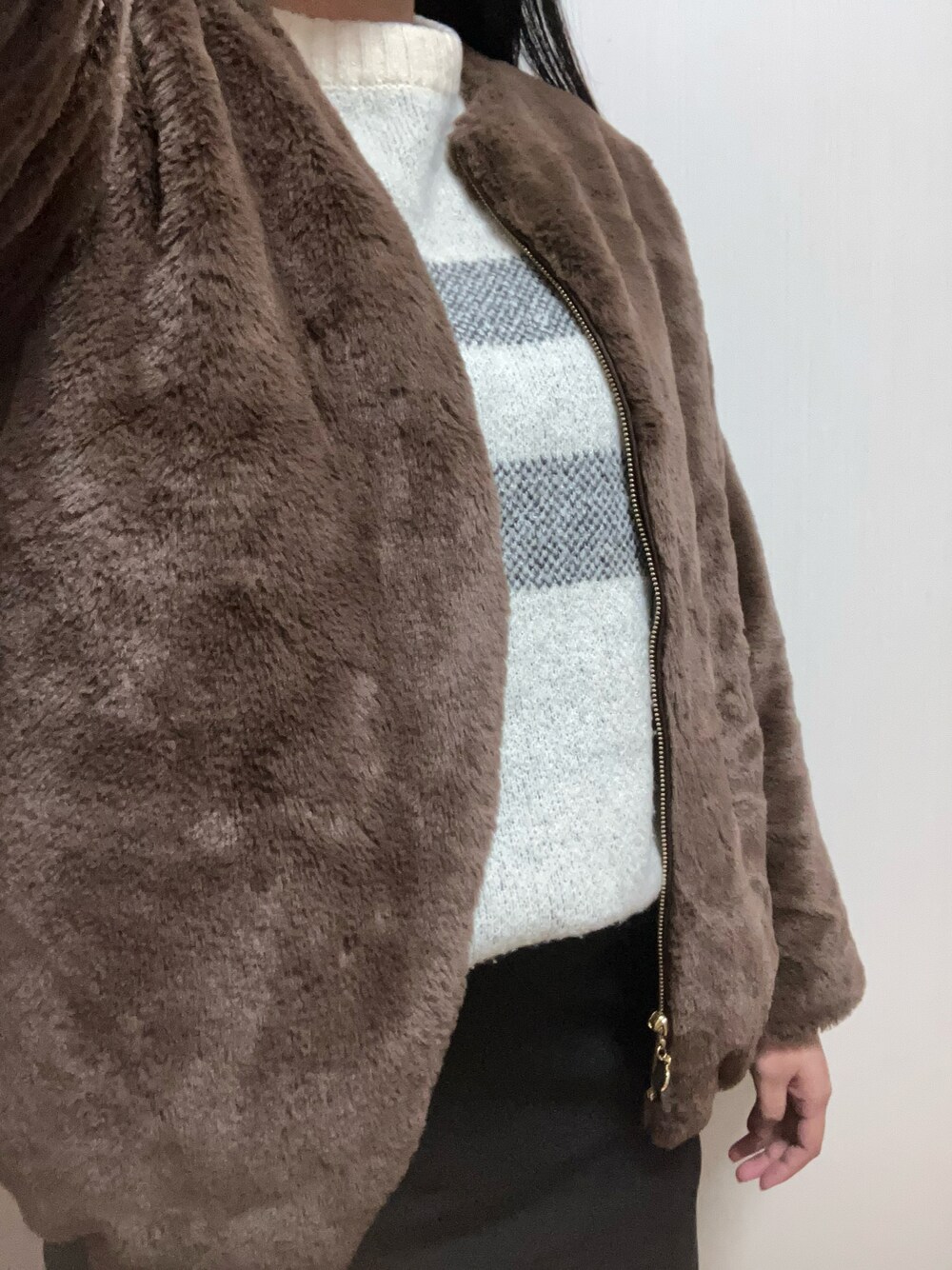 「ニット、スカート、ファー、スカートスタイル、GU、冬コーデ、冬、ゆるコーデ、ラフ、ラクチンコーデ、ラフコーデ、ニットコーデ、着回しコーデ、大学生、ブラウン」｜「GUのカットソーナローミディスカート（スカート、ブラック系）」を使った、nico¨̮さん（レディース・168cm）の冬コーディネートの1枚目の写真