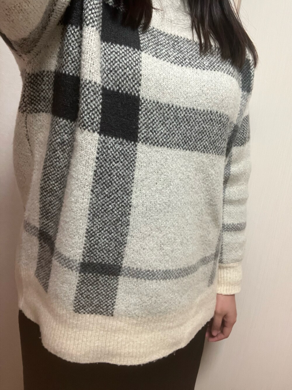 「ニット、スカート、スカートスタイル、プチプラ、プチプラコーデ、GU、冬コーデ、冬、シンプルスタイル、大人カジュアルコーデ、休日コーデ、モノトーン、モノトーンコーデ、ラフ、ラクチンコーデ」｜「GUのカットソーナローミディスカート（スカート、ブラック系）」を使った、nico¨̮さん（レディース・168cm）の冬コーディネートの1枚目の写真