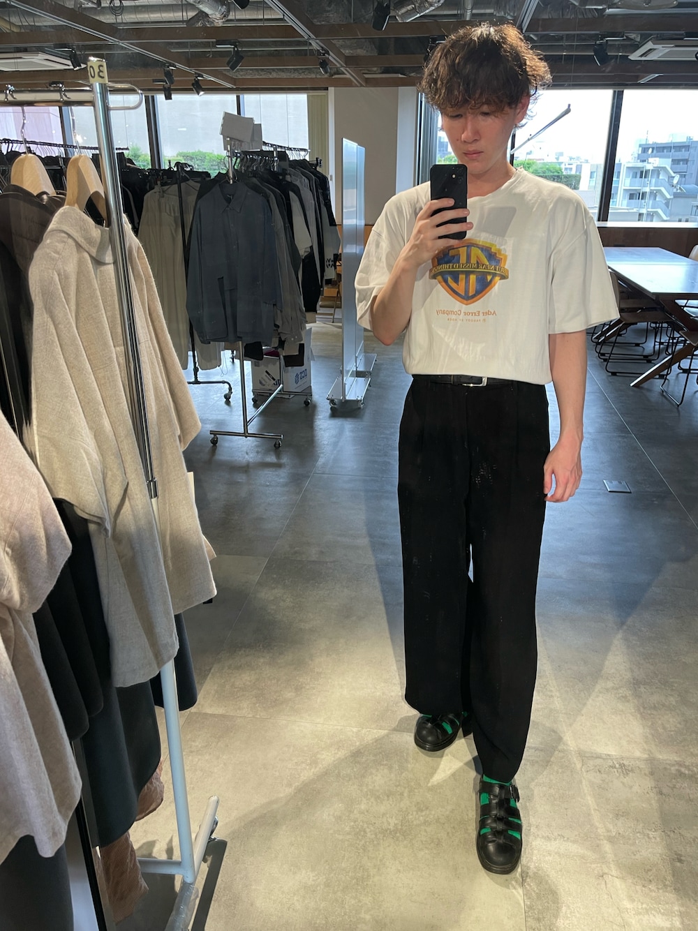「出勤コーデ、差し色コーデ、さらっと晴れやかスナップ、お洒落さんとつながりたい、モノトーン、夏ファッション、ADER error、Dr.Martens、Tシャツ、スラックス」｜「ADER errorのアイテム（Tシャツ/カットソー、ホワイト系）」を使った、41さん（メンズ・174cm）の夏コーディネートの1枚目の写真