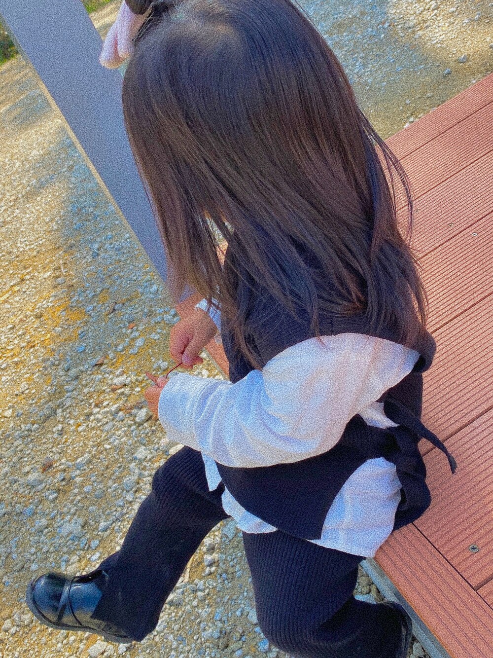 「お出かけコーデ、キッズコーデ、子供服」｜「petit mainのリブニットベスト×スタンドカラーシャツセット（アンサンブル、ブラック系）」を使った、@さん（キッズ・80cm）の秋コーディネートの1枚目の写真