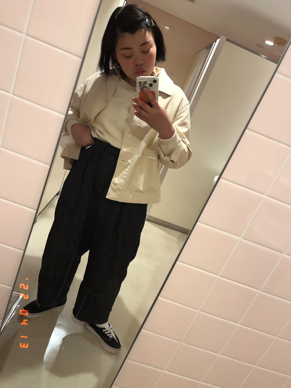 「白ジャケット、デニムパンツ、インディゴデニム、オーセンティック」｜「UNIQLOのジャージーリラックスジャケット（その他アウター、ホワイト系）」を使った、KA13さん（レディース・156cm）の春コーディネートの1枚目の写真