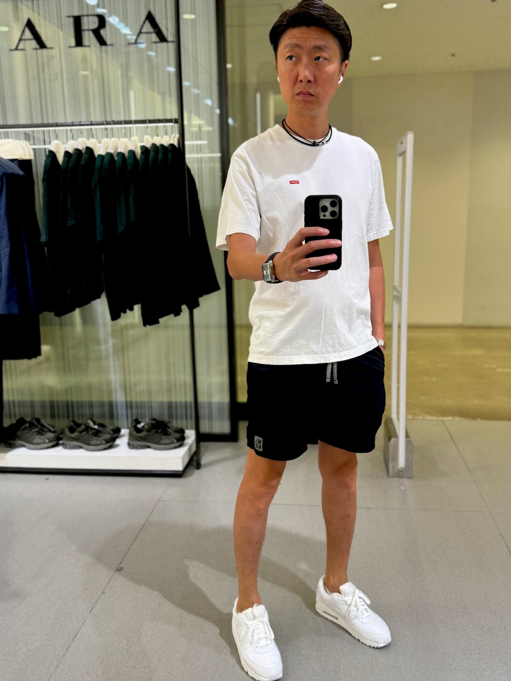 その他のTシャツ/カットソー、ブラック系のその他パンツ、ホワイト系のスニーカーを着用したメンズの夏コーディネートの1枚目の写真