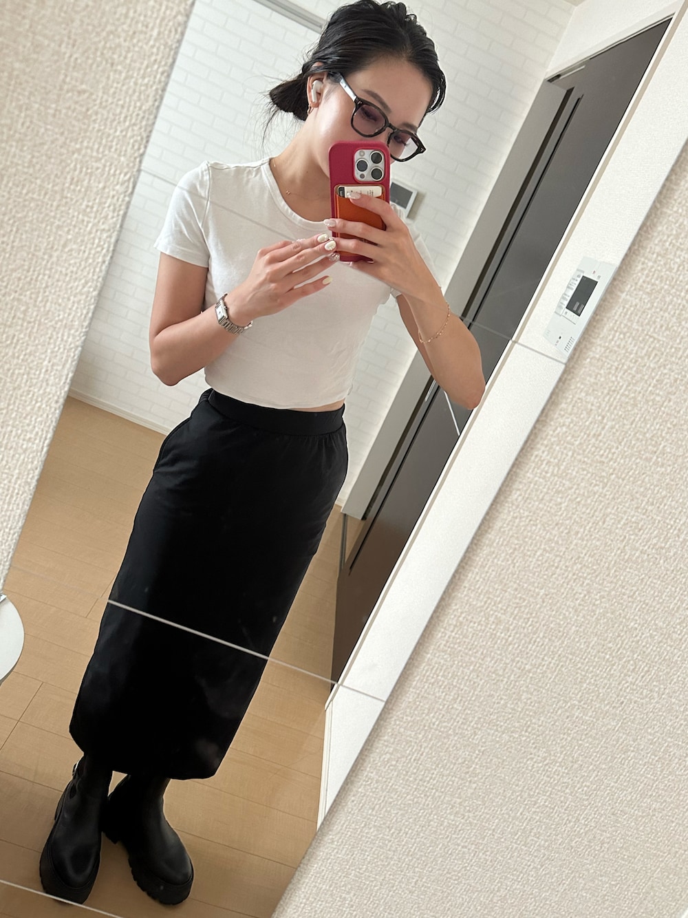 「モノトーン、シンプルコーデ、シンプル、タイトスカート、カジュアル、プチプラ、ブーツ、ZARA、UNIQLO、セリーヌ」｜「ZARAのアイテム（トップス、ホワイト系）」を使った、osd199さん（レディース・165cm）の秋コーディネートの1枚目の写真
