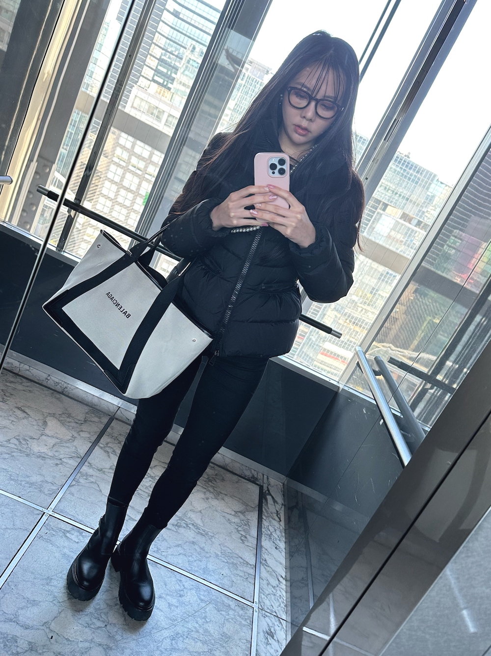「いつだかの私服、まっくろくろすけ、真冬コーデ、ダウンジャケット、モンクレール、セリーヌ、ブーツ、バレンシアガ、メガネ女子」｜「CELINEのアイテム（ブーツ、ブラック系）」を使った、osd199さん（レディース・165cm）の春コーディネートの1枚目の写真