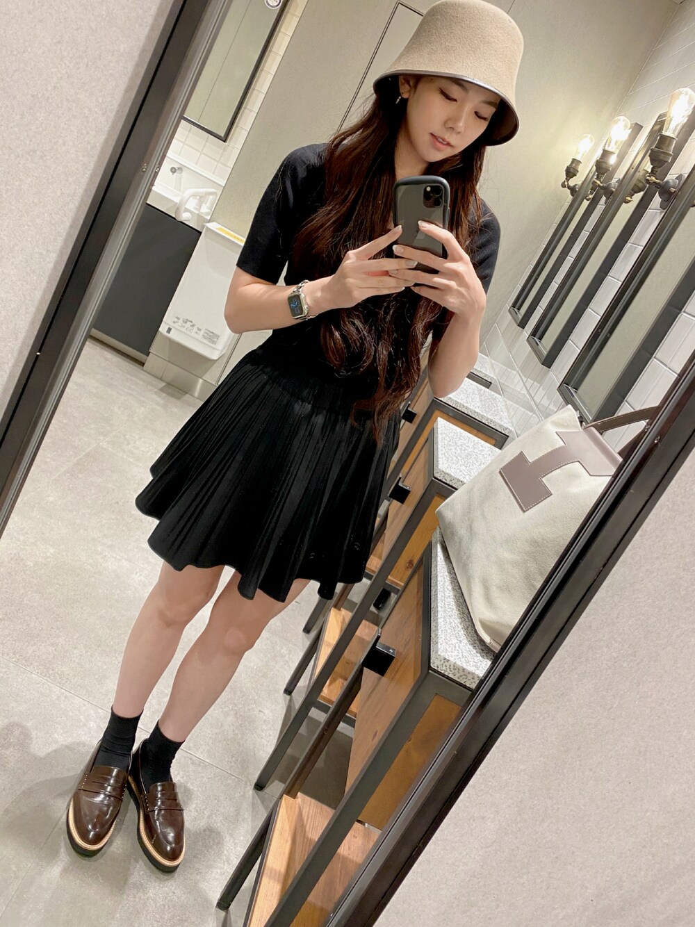 「スカート、帽子、ブラック、ローファー、ZARA、バナナリパブリック、イアクッチ」｜「Banana Republicのアイテム（トップス、ブラック系）」を使った、osd199さん（レディース・164cm）の秋コーディネートの1枚目の写真
