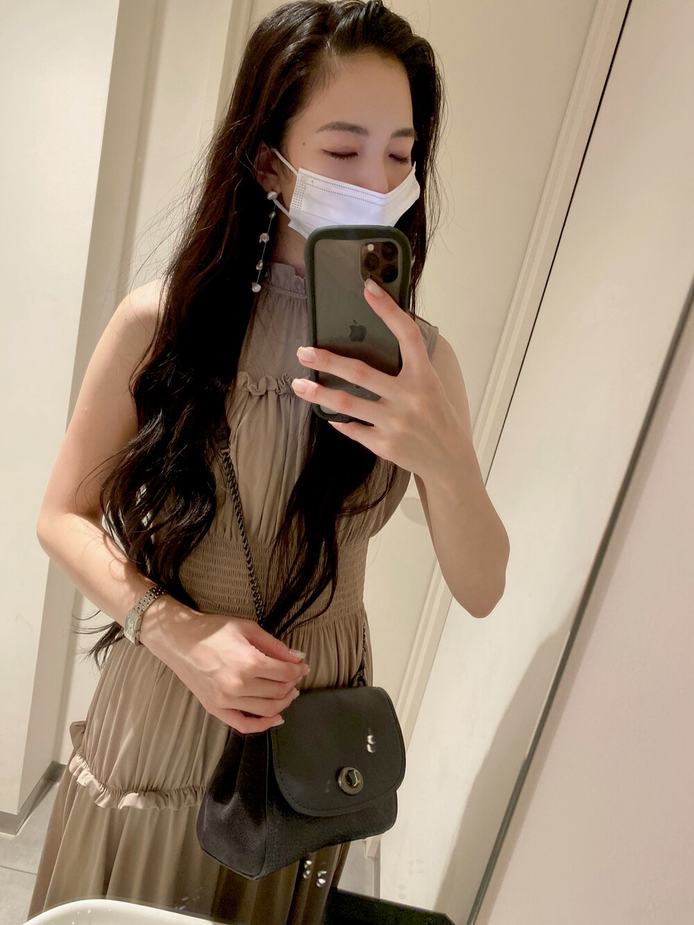「ワンピース、おしゃれさんと繋がりたい、女の子コーデ、夏、ロングヘア、COACH、ピアス」｜「COACHのアイテム（ショルダーバッグ、グレー系）」を使った、osd199さん（レディース・164cm）の夏コーディネートの1枚目の写真