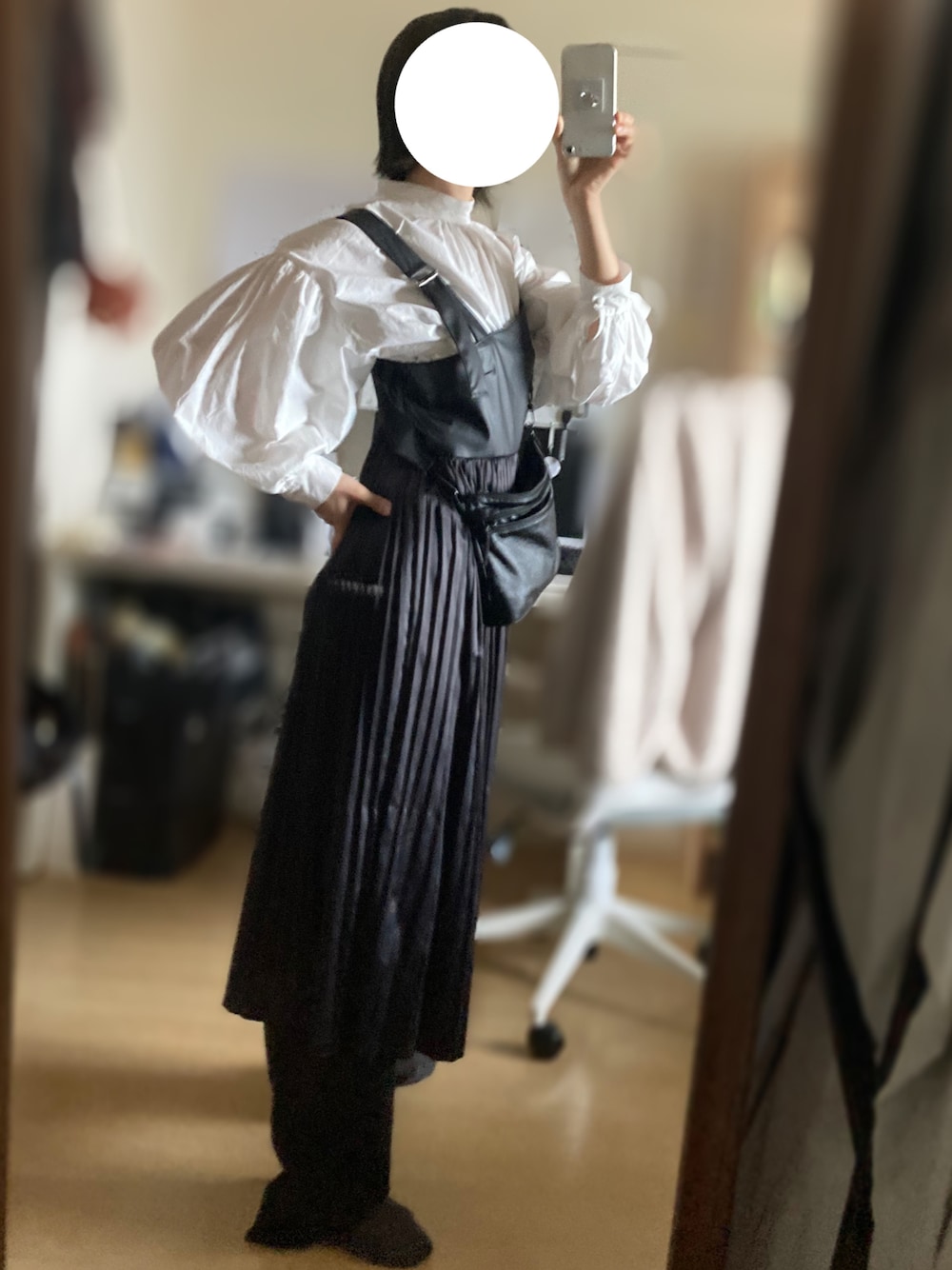 「レイヤードスタイル、モノトーン、ブラウス、プリーツスカート、ワンピース、ボリューム袖、パンツスタイル、ショルダーバッグ、レザー」｜「LOIS CRAYONのアイテム（シャツ/ブラウス、ホワイト系）」を使った、 蒲原さん（レディース・165cm）の春コーディネートの1枚目の写真