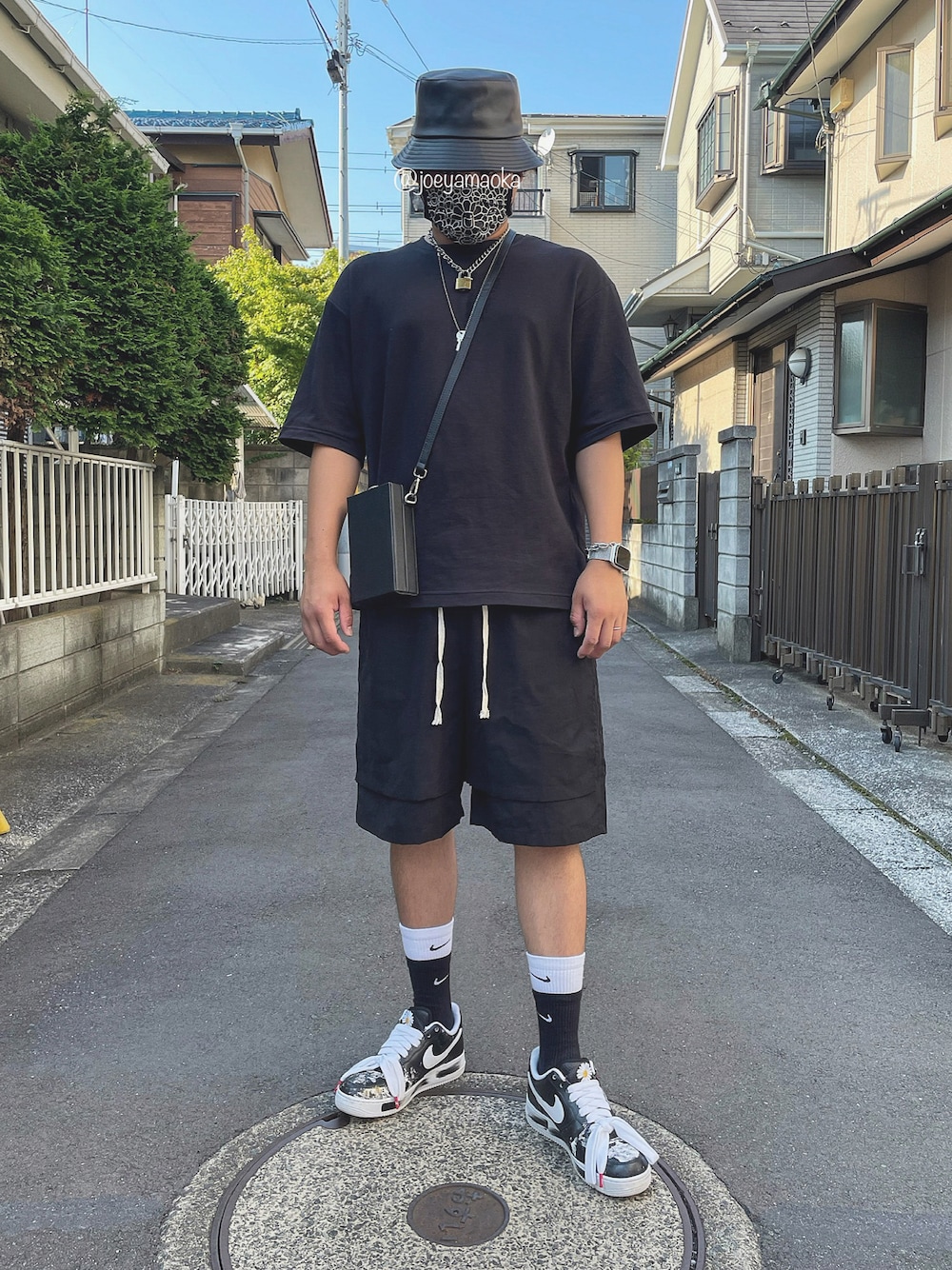 「大人カジュアル、ブラック、カジュアルコーデ、ワントーンコーデ、GU、ユニクロ、UNIQLO、プチプラ、プチプラコーデ、NIKE、スニーカー、スニーカーコーデ、シンプル、シンプルコーデ、ootd」｜「GUのアイテム（ハット、ブラック系）」を使った、Joeさん（メンズ・172cm）の秋コーディネートの1枚目の写真