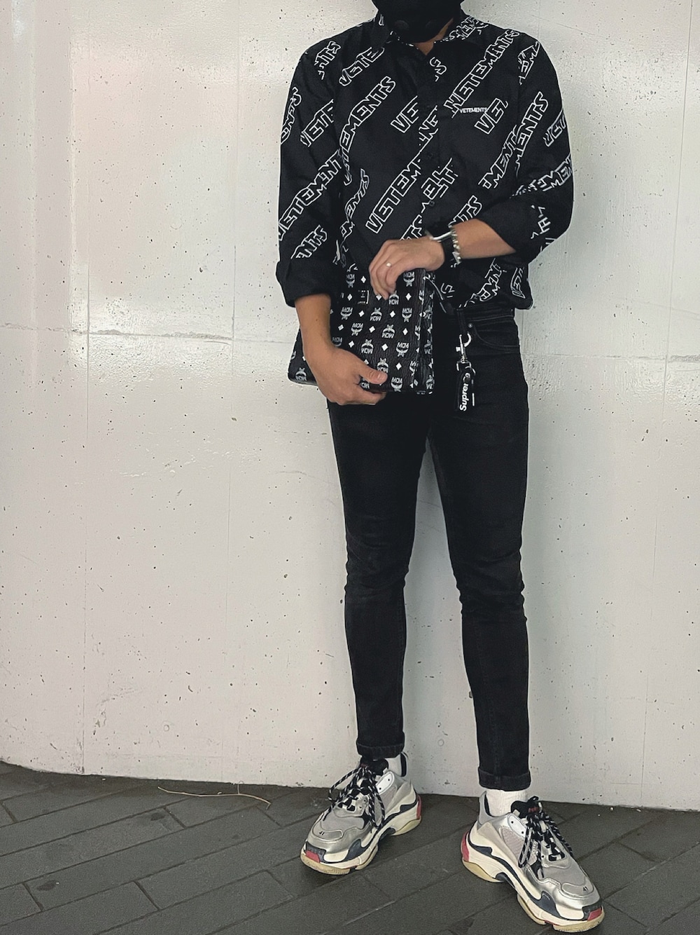 「秋のコーデ、シンプルコーデ、カジュアル、キレイめ、スニーカーコーデ、黒パンツ、大人コーデ、ootd、黒スキニー、韓国ファッション、outfit、BALENCIAGA、シンプル、お洒落さんとつながりたい」｜「VETEMENTSのアイテム（シャツ/ブラウス、ブラック系）」を使った、Joeさん（メンズ・172cm）の秋コーディネートの1枚目の写真