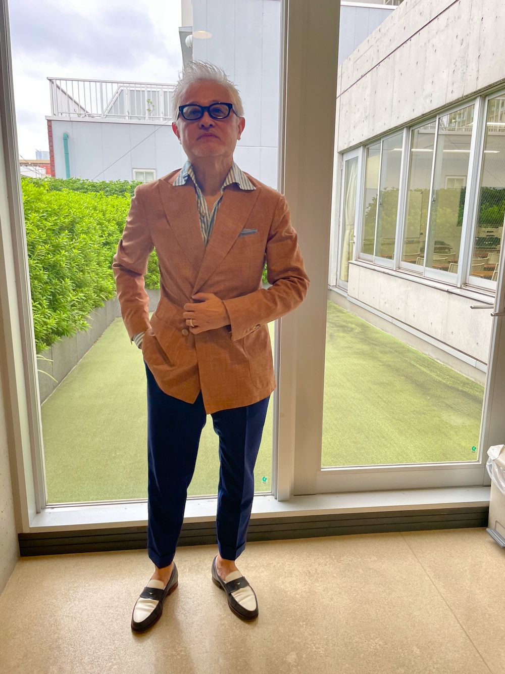 「オトナカジュアル、秋のコーデ、カジュアルコーデ、秋服、ダブルジャケット、スリッポン、ヒゲおじコーデ、50代ファッション、リネン」｜「De Petrilloのアイテム（テーラードジャケット、オレンジ系）」を使った、田中 正さん（メンズ・168cm）の秋コーディネートの1枚目の写真